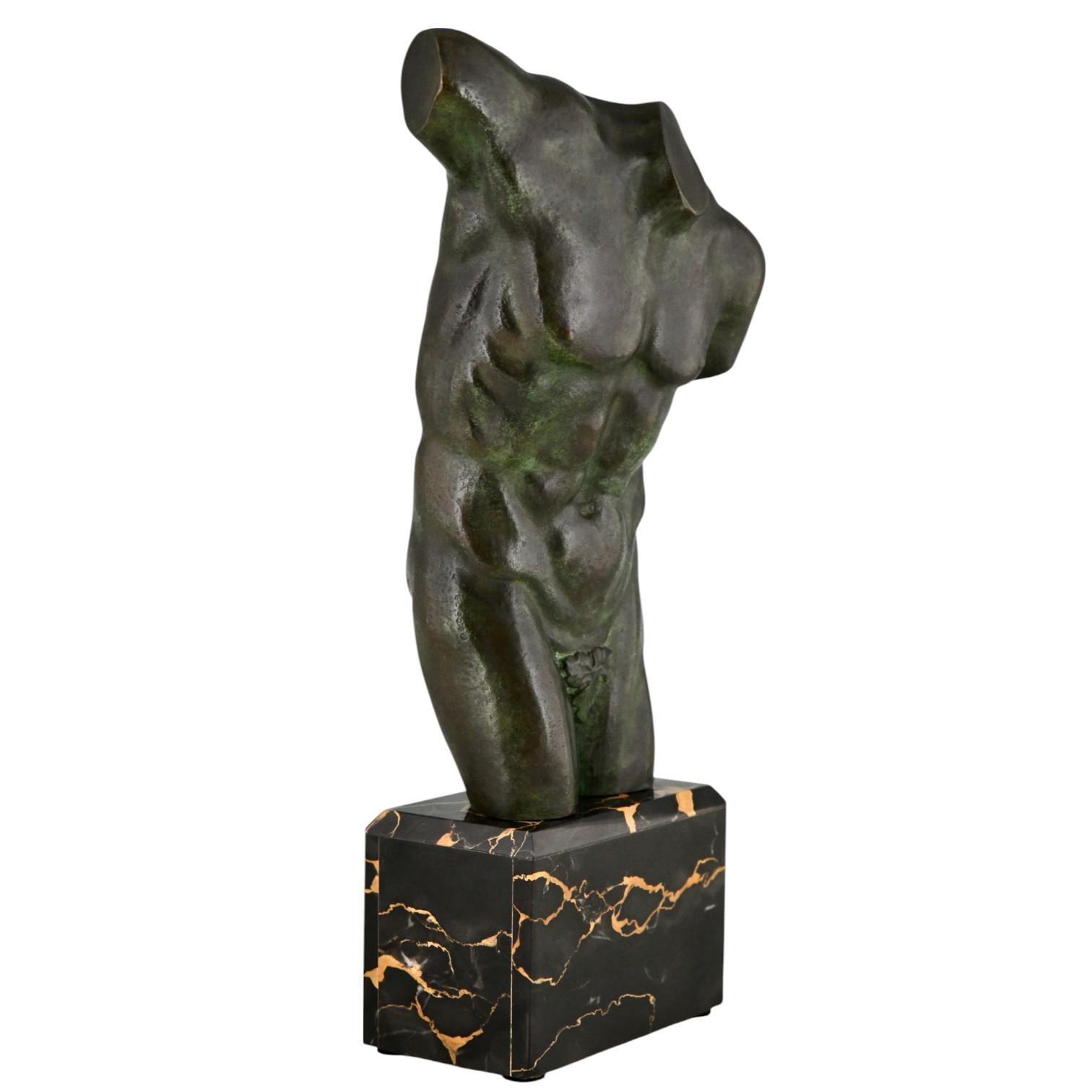 Scultura in bronzo Art Deco con torso maschile. 
Bronzo, patina verde scuro su una base di marmo Portor. 
Francia 1930. 