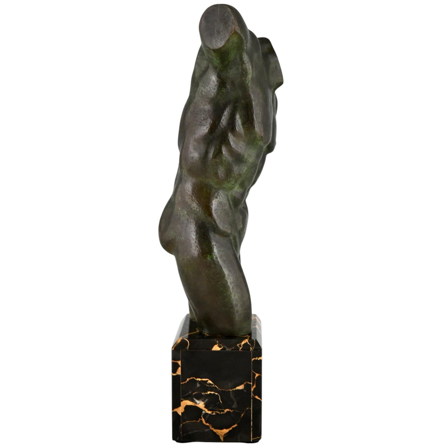 Patinato Scultura in bronzo Art Déco torso maschile Francia 1930 in vendita