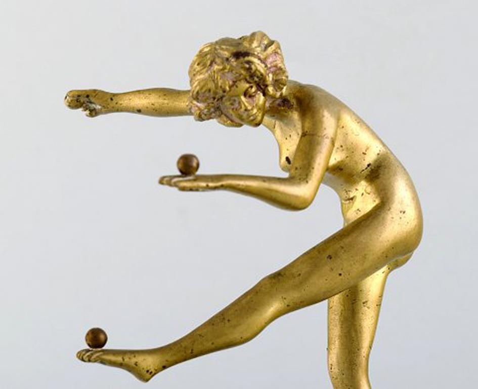 Art Deco bronze sculpture. Naked woman juggling balls. Foot in brass with pink marble, 1930s.
Measures: 22 x 12 cm.
In very good condition.