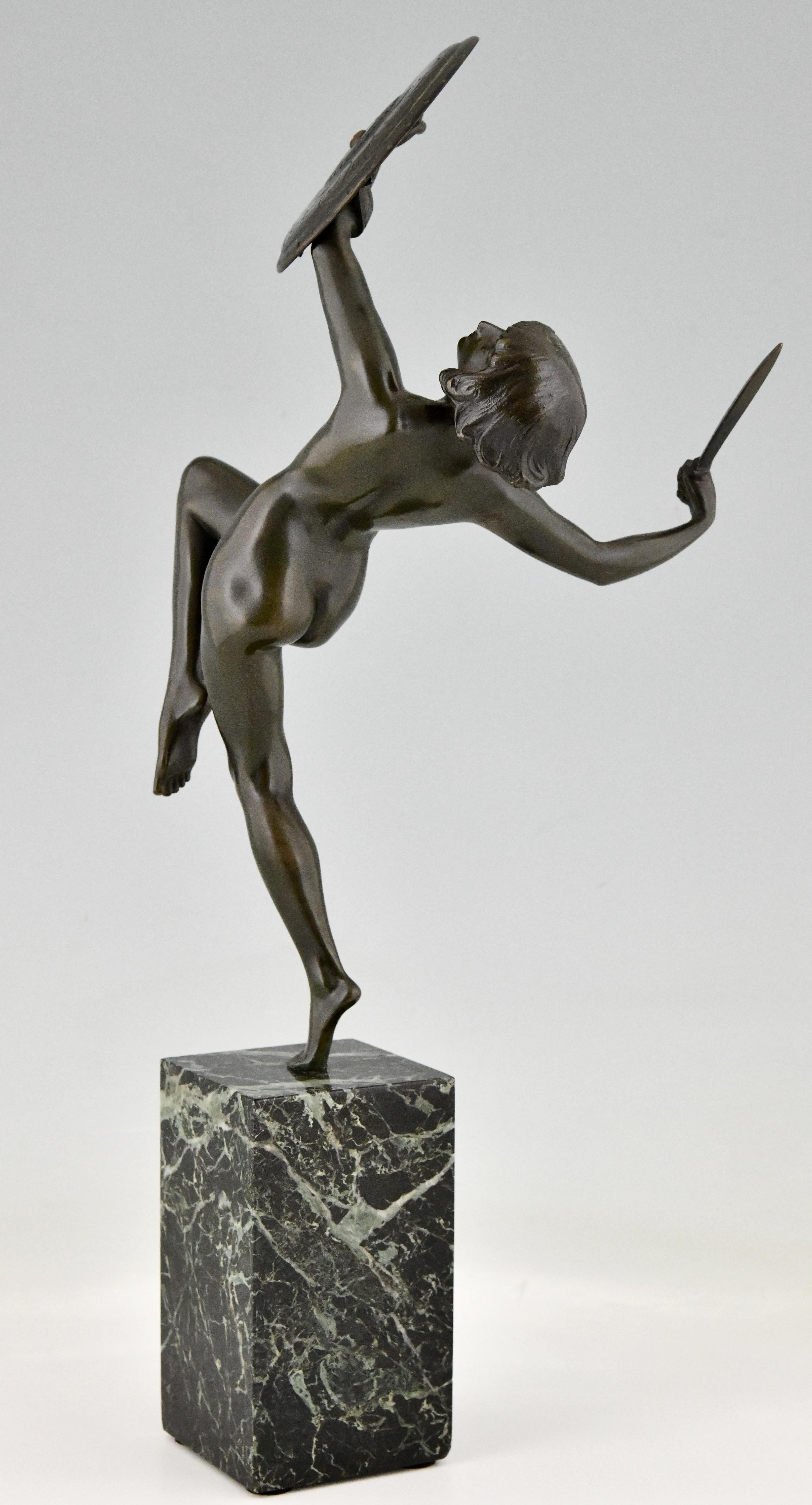 Art-déco-Bronze-Skulptur „Nackter Dagger-Tänzer“ von Pierre Le Faguays, Frankreich, 1930 im Zustand „Gut“ im Angebot in Antwerp, BE