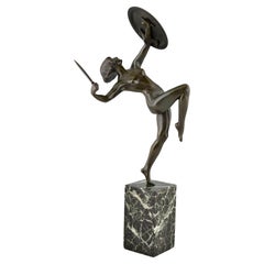 Escultura Art Decó de bronce Bailarina desnuda con puñal de Pierre Le Faguays Francia, 1930