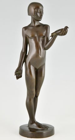 Bronzeskulptur eines nackten Mädchens mit Taube im Art déco-Stil von Henry Arnold, Frankreich 1928.
