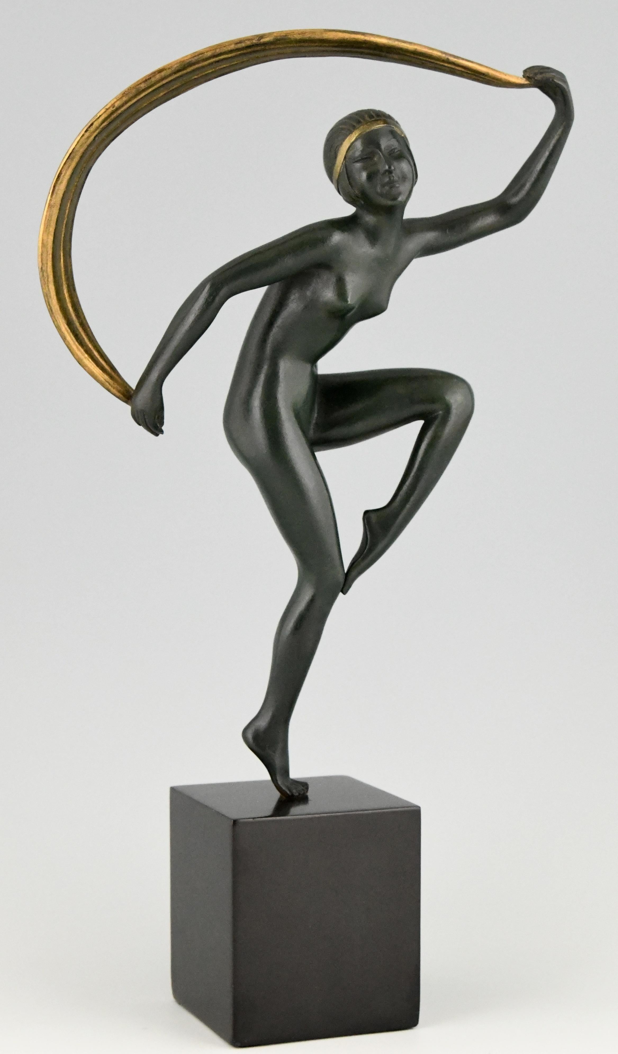 Art Deco bronze sculpture of a dancing nude with scarf.
Signed by the Hungarian artist Zoltan Kovats (1883-1952)
The bronze has a green patina with gilt accants and stands on a Belgian Black marble base. Ca. 1925. 

Literature:
Mascottes