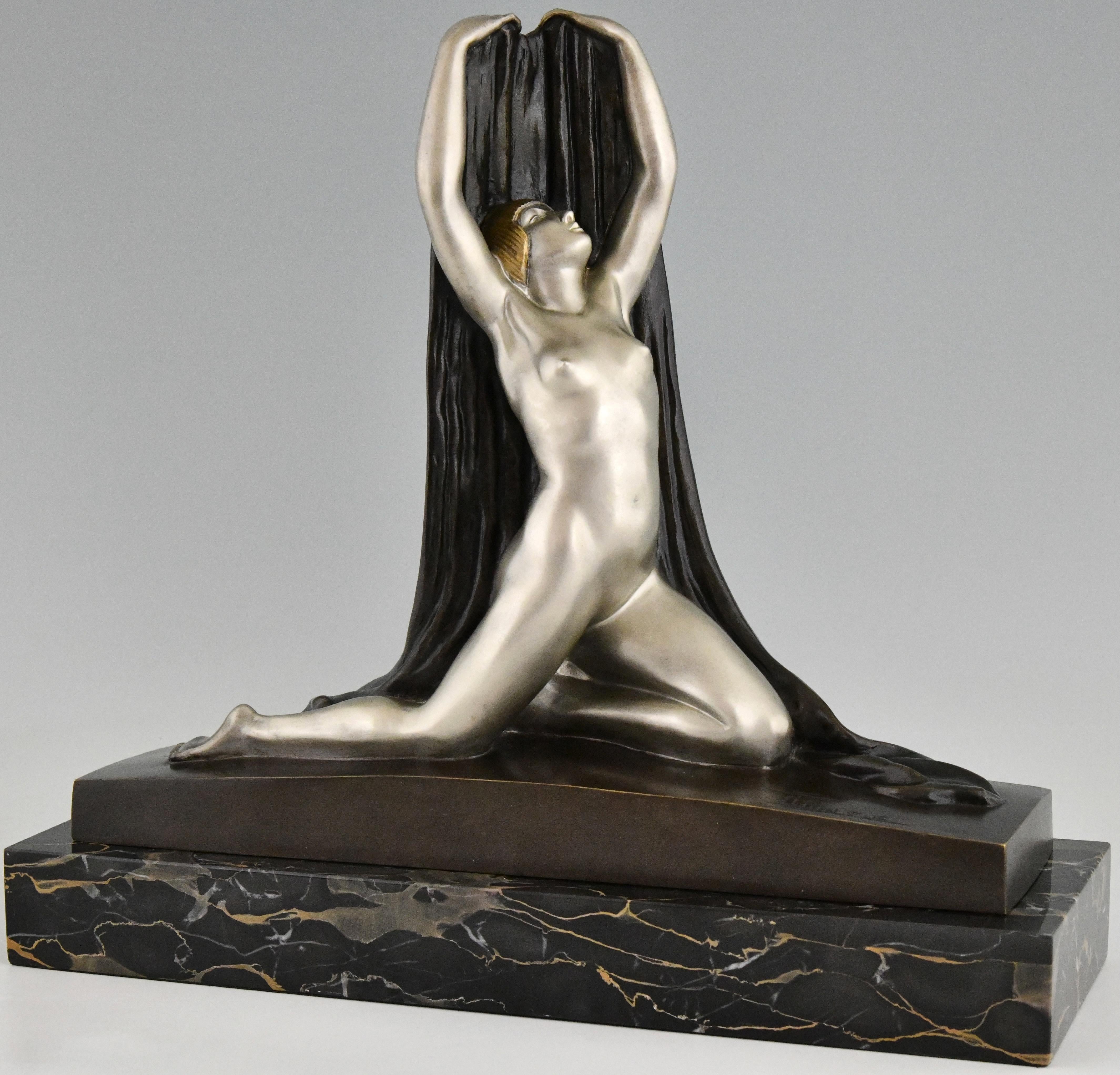 Scultura in bronzo Art Deco di un nudo in posa scomposta con braccio teso che tiene una sciarpa dietro di sé su una base di marmo. Bellissima patina multicolore. Firmato nel bronzo F. Trinque, 1920 circa.
Elton Johns aveva lo stesso bronzo nella sua