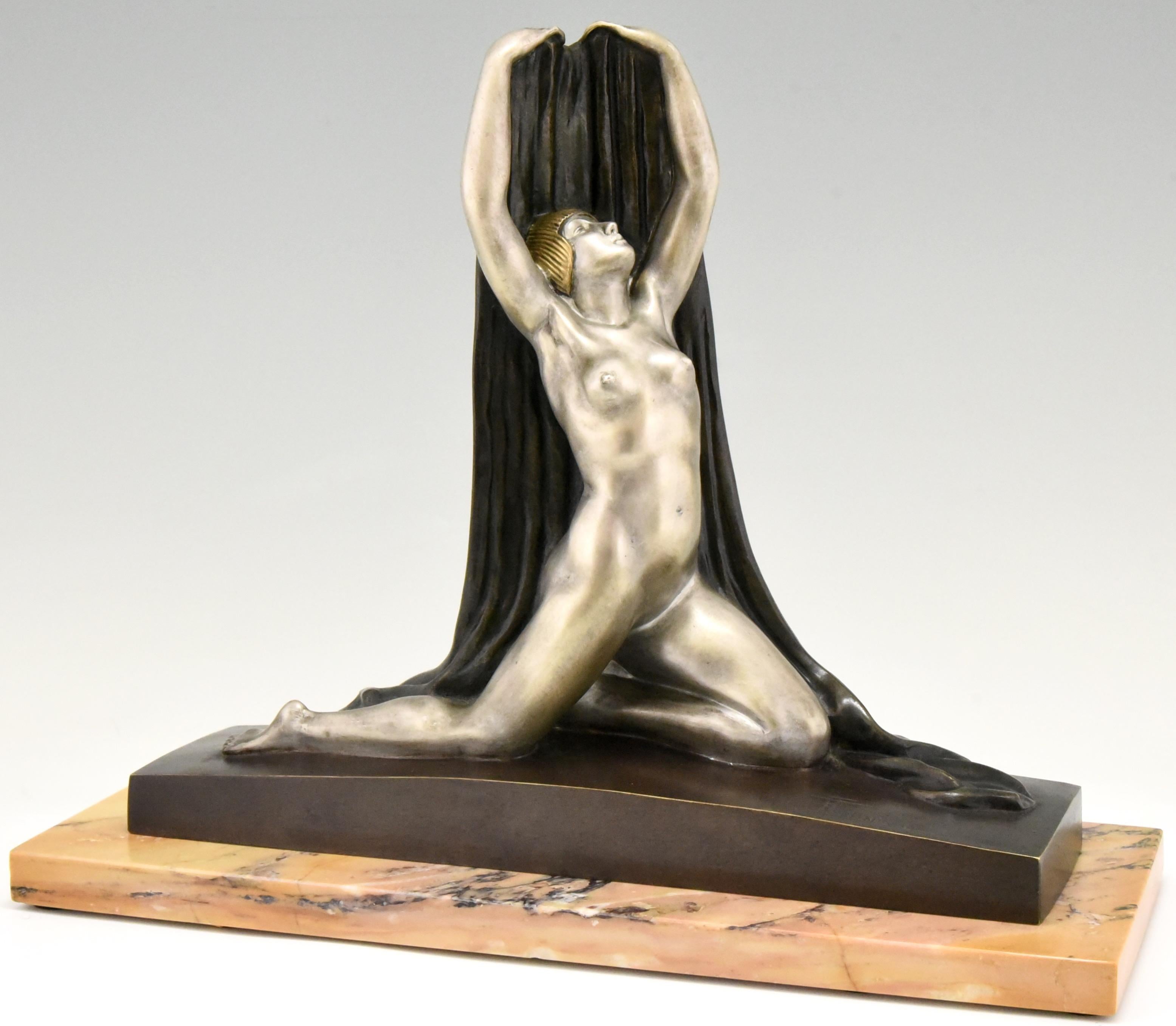 Art-déco-Bronze-Skulptur Akt mit Drapierung F. Trinque, Frankreich, 1920 (Art déco) im Angebot
