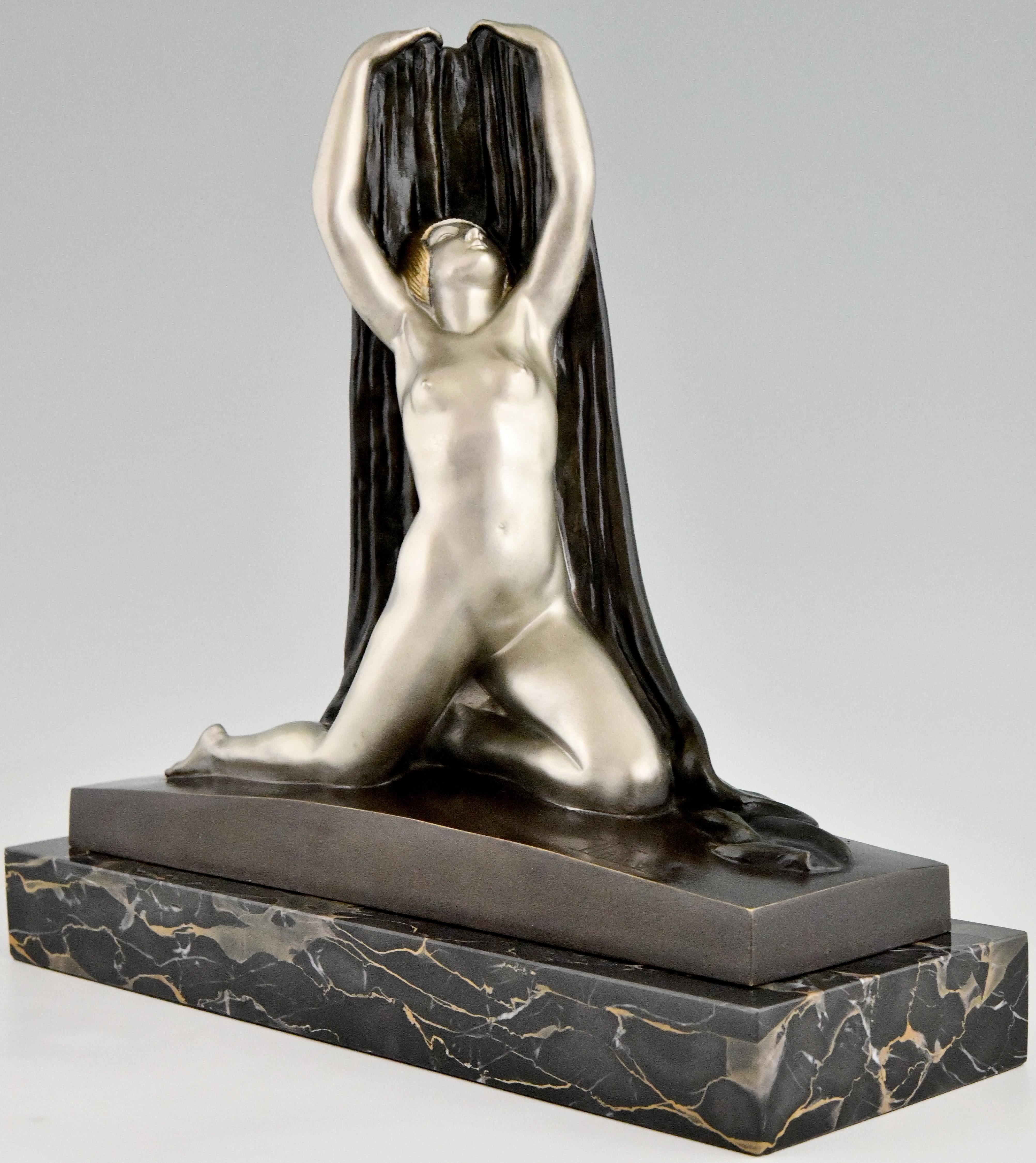 Francese Scultura in bronzo Art Déco Nudo con drappo F. Trinque, Francia, 1920 in vendita