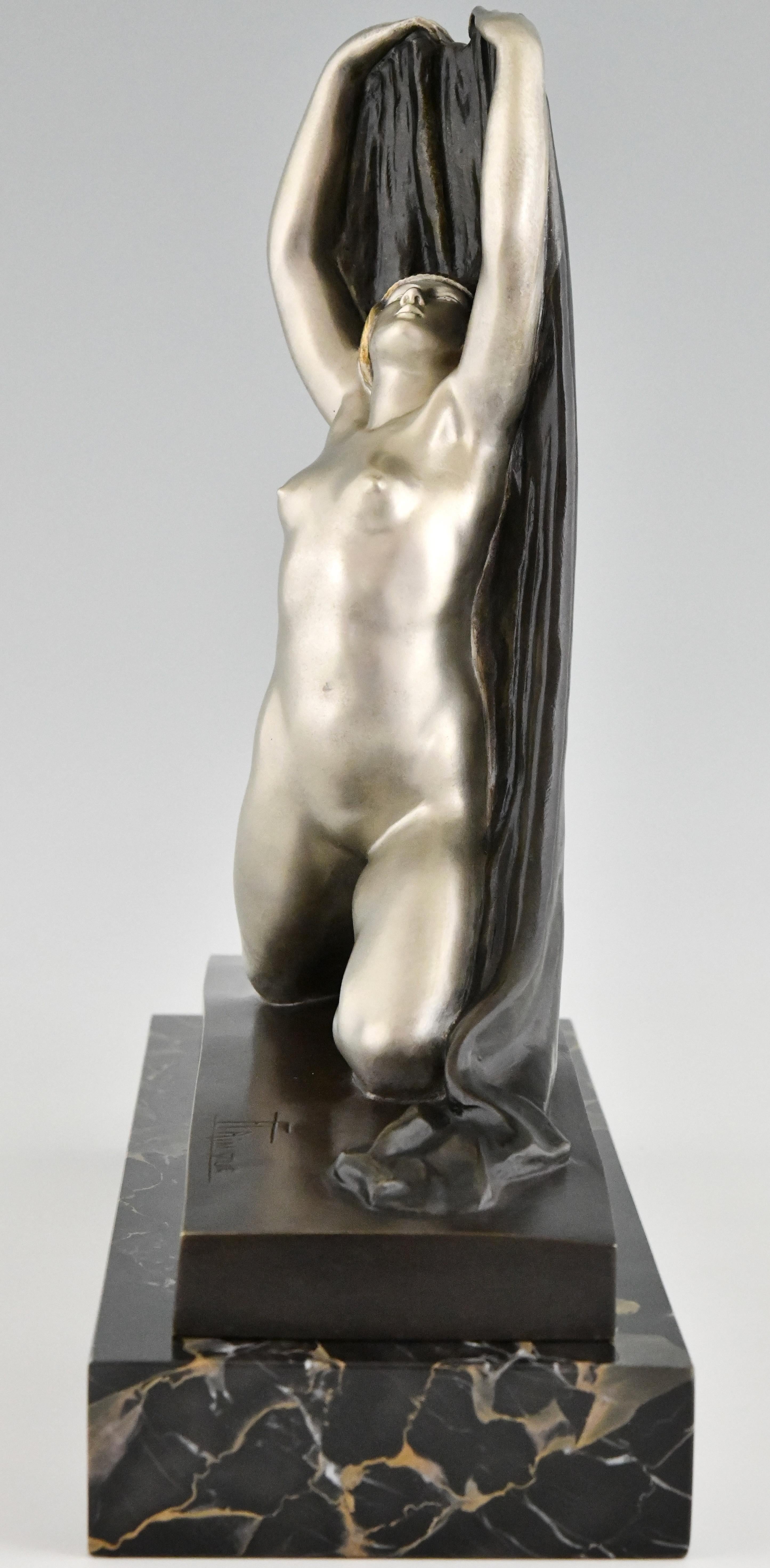 Patinato Scultura in bronzo Art Déco Nudo con drappo F. Trinque, Francia, 1920 in vendita