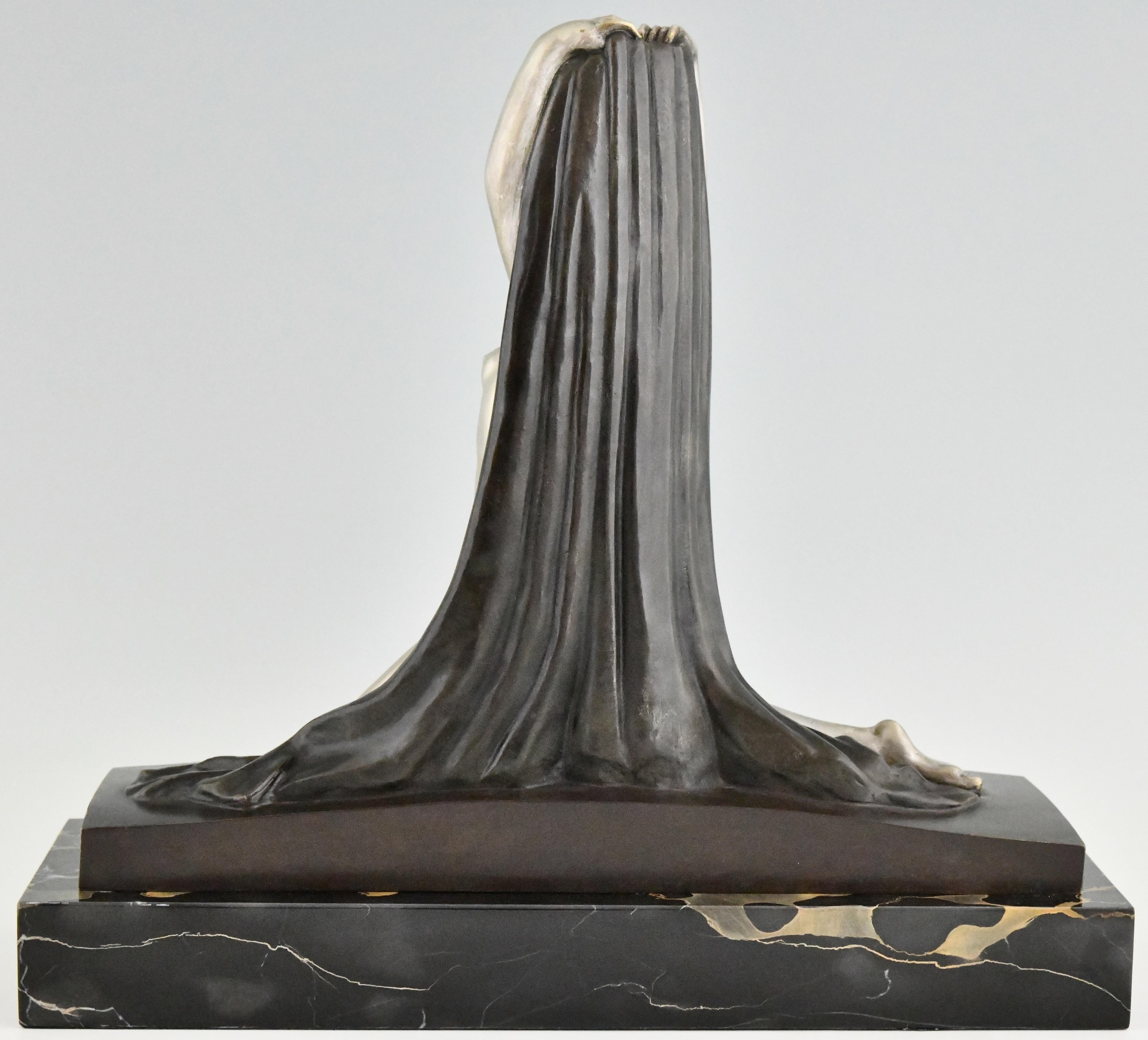 Scultura in bronzo Art Déco Nudo con drappo F. Trinque, Francia, 1920 In condizioni buone in vendita a Antwerp, BE