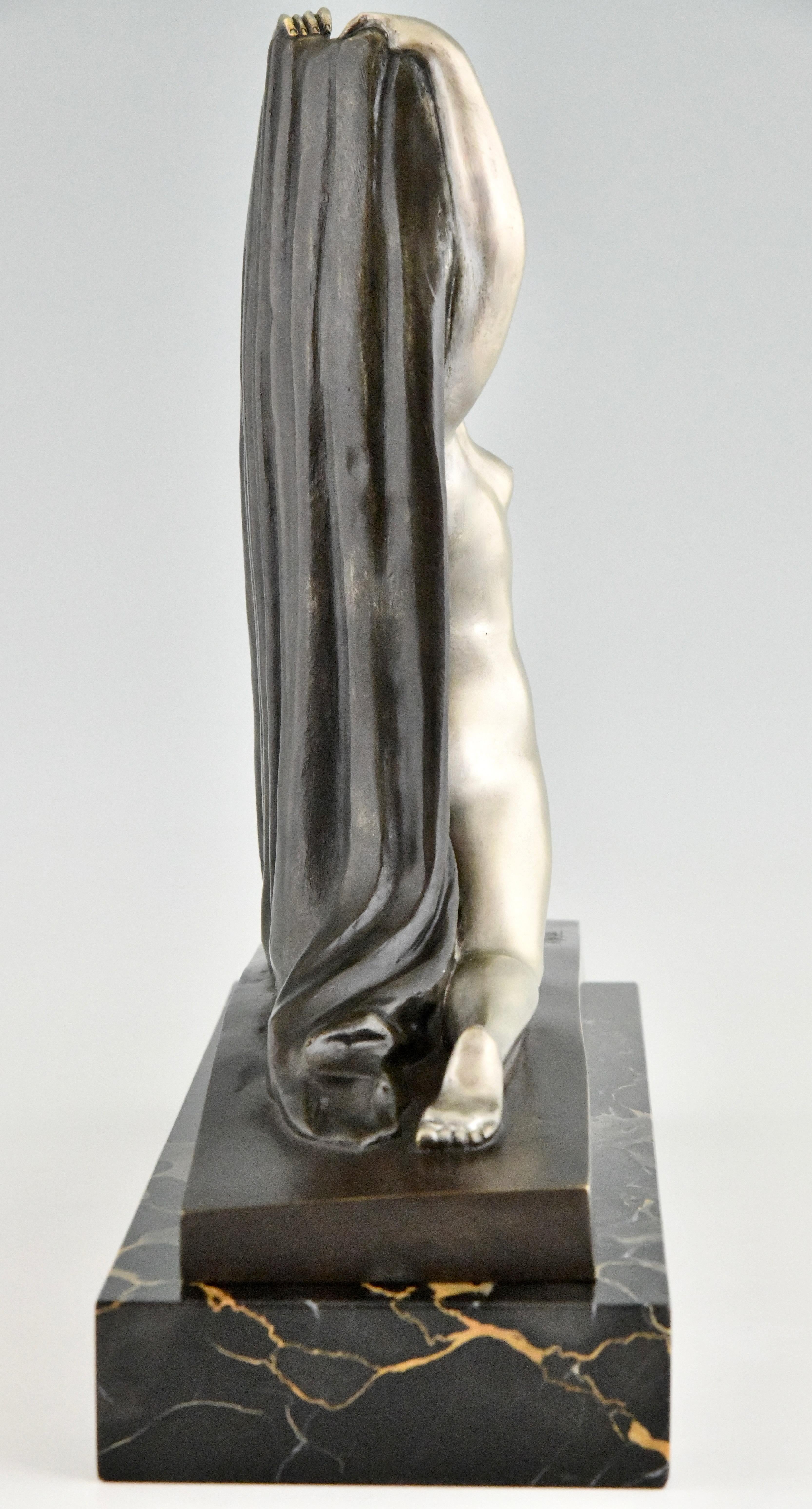 Inizio XX secolo Scultura in bronzo Art Déco Nudo con drappo F. Trinque, Francia, 1920 in vendita
