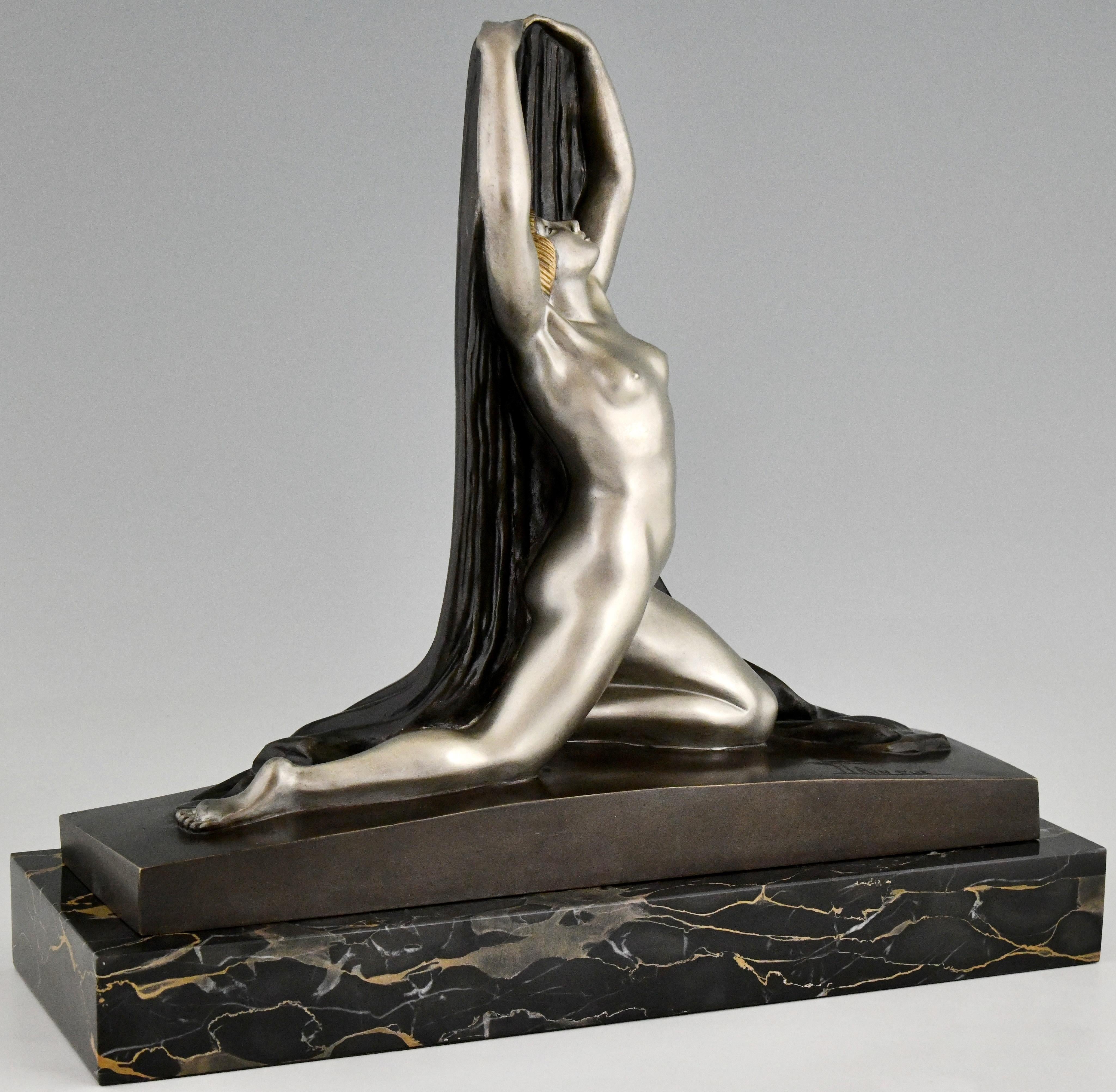 Marmo Scultura in bronzo Art Déco Nudo con drappo F. Trinque, Francia, 1920 in vendita