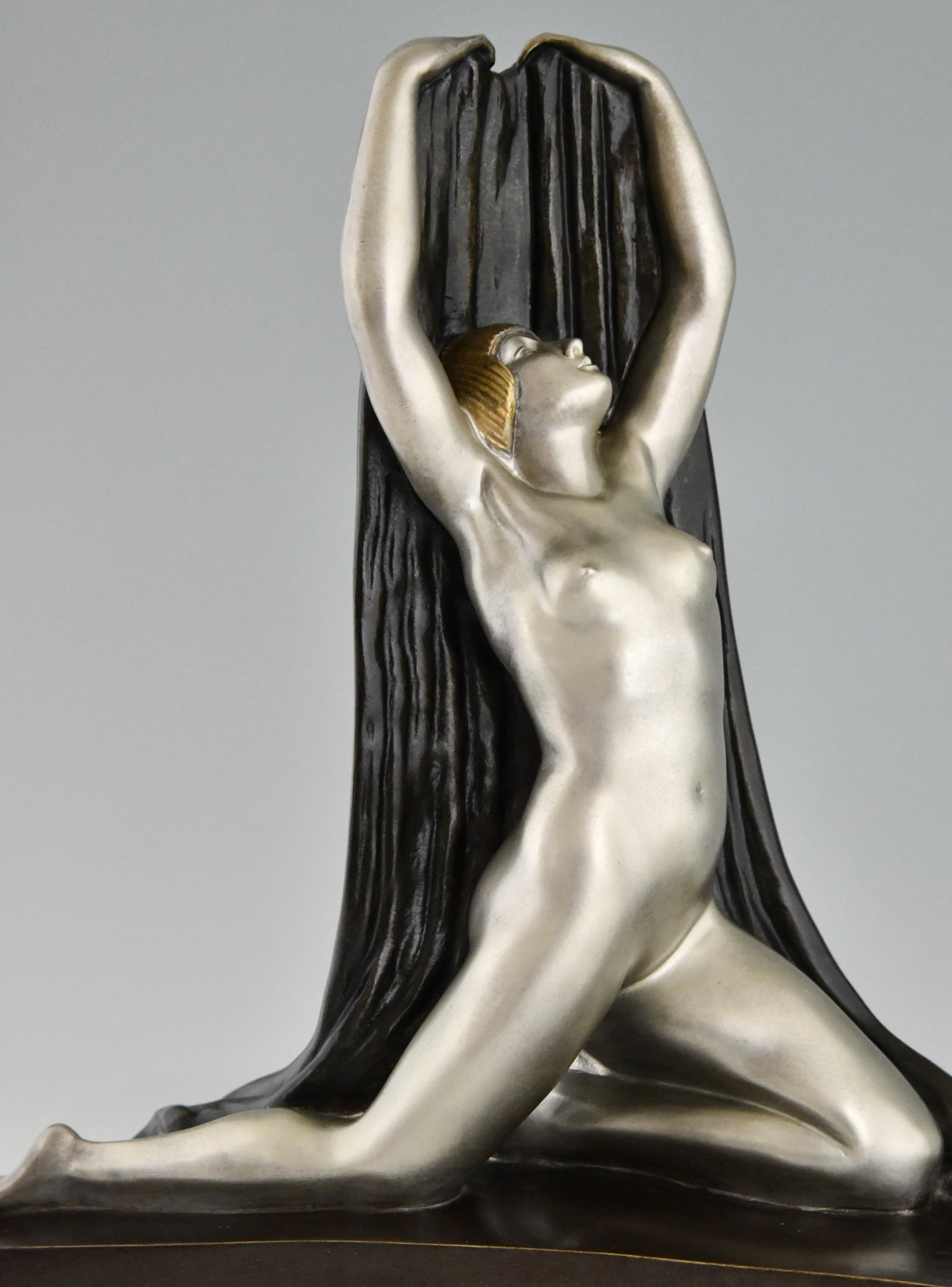 Scultura in bronzo Art Déco Nudo con drappo F. Trinque, Francia, 1920 in vendita 1