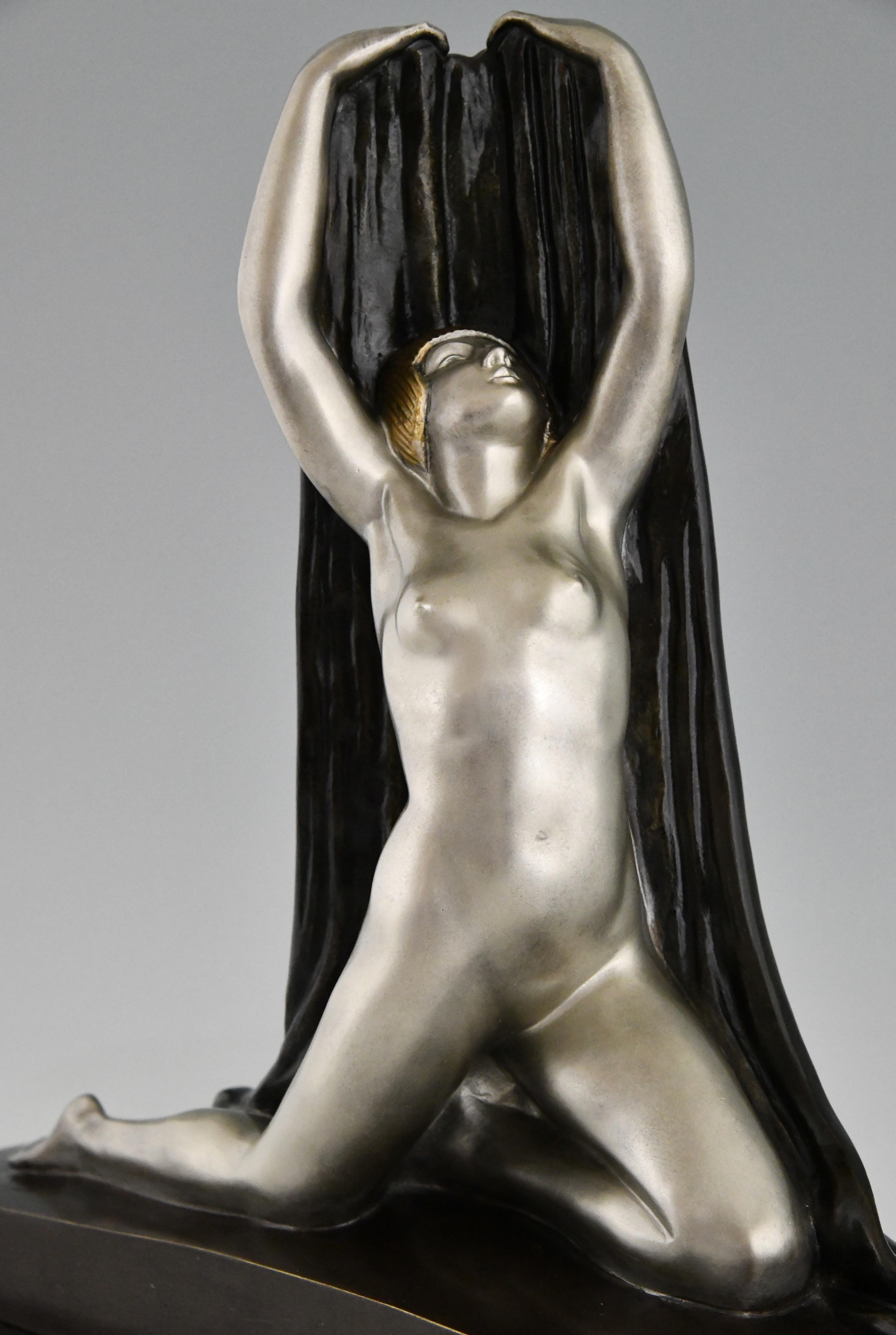 Scultura in bronzo Art Déco Nudo con drappo F. Trinque, Francia, 1920 in vendita 2