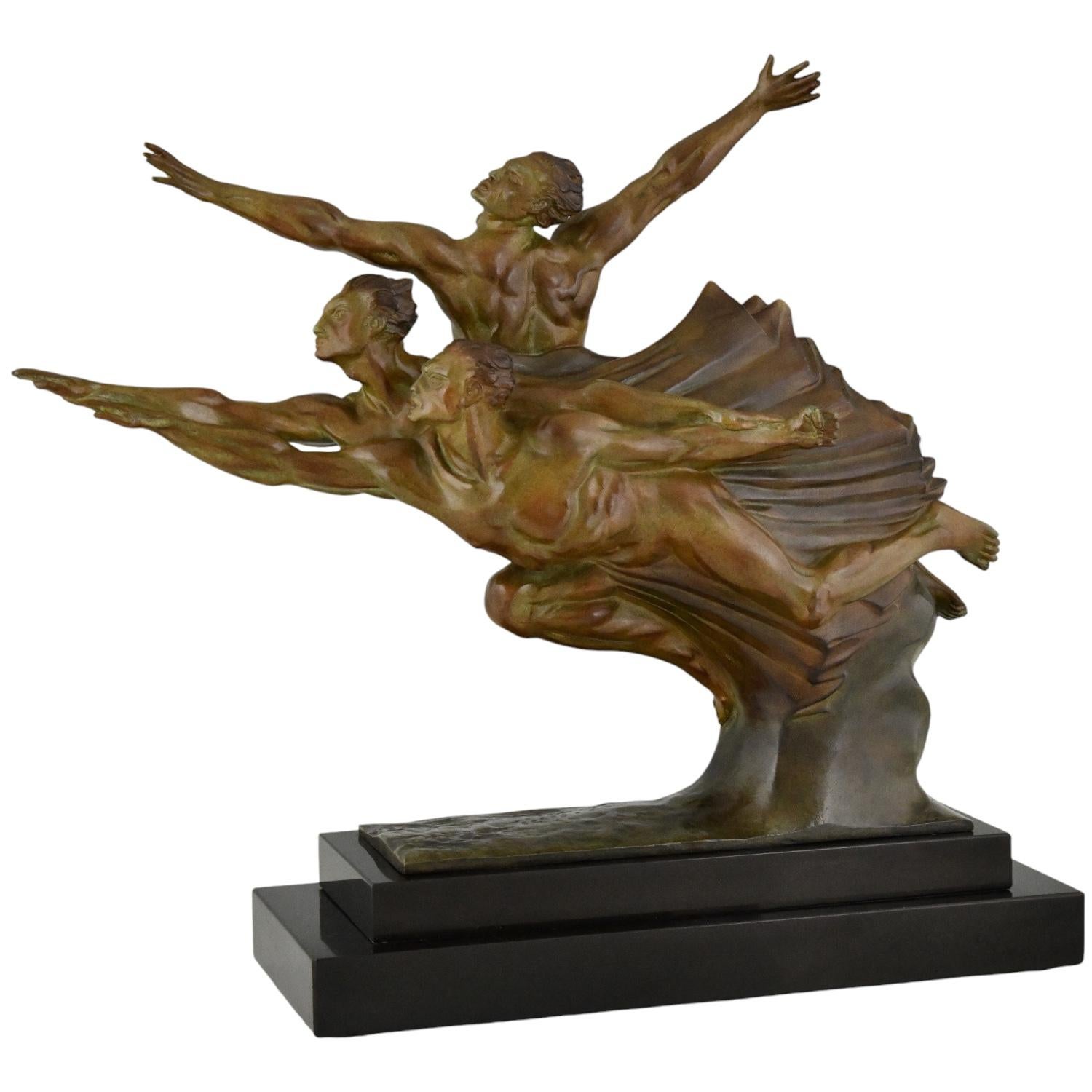 Scultura in bronzo Art Deco di 3 atleti, Allegoria della velocità di Robert Delandre. 
La Vitesse. Bronzo patinato su una base di marmo nero belga. 
Con sigillo della fonderia di bronzo Chardon, Francia, 1930. 
Questa scultura è illustrata in:
Art