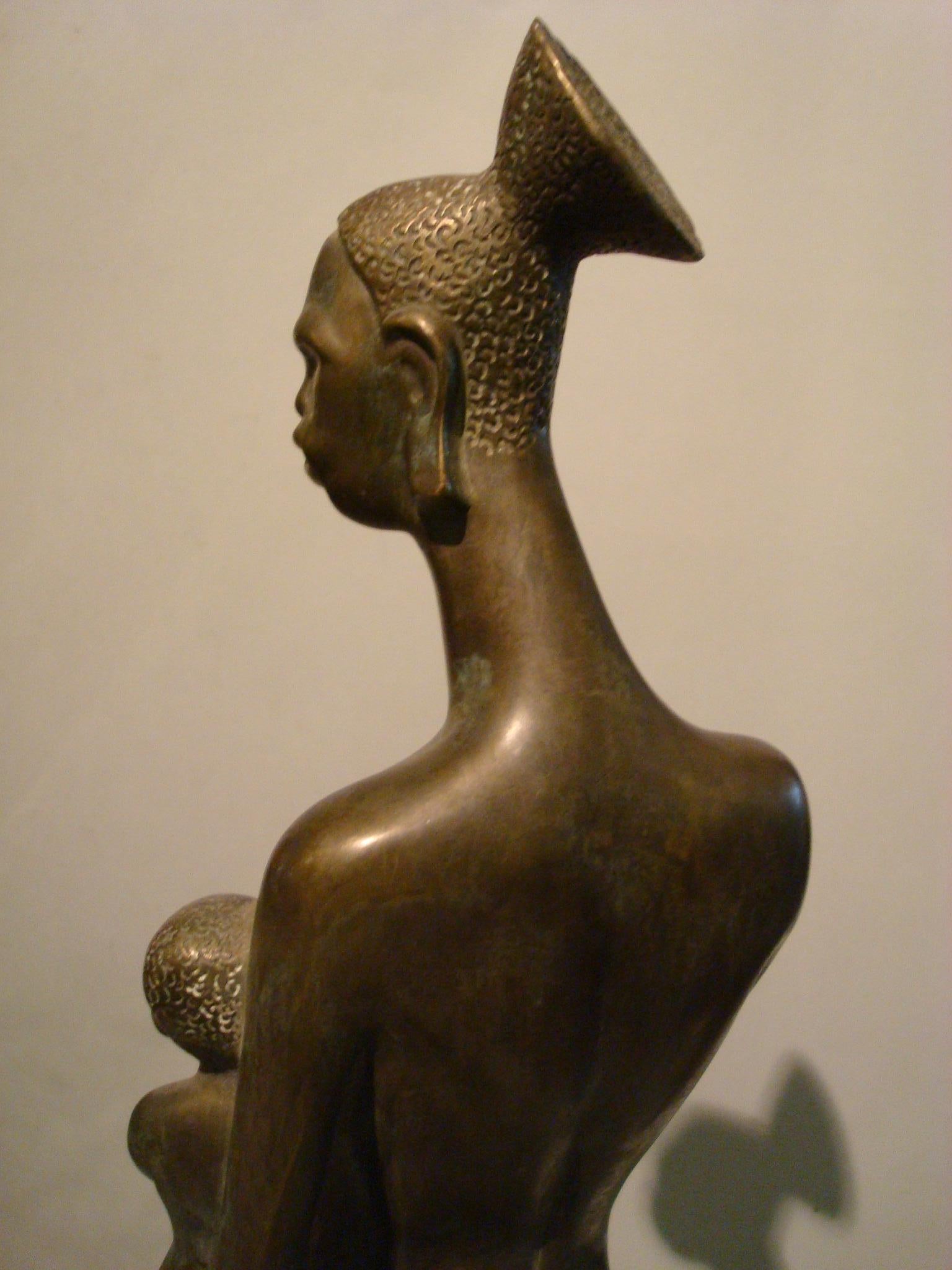 Sculpture en bronze Art Déco d'une femme africaine avec un enfant aux bras, France, années 1920 en vente 3