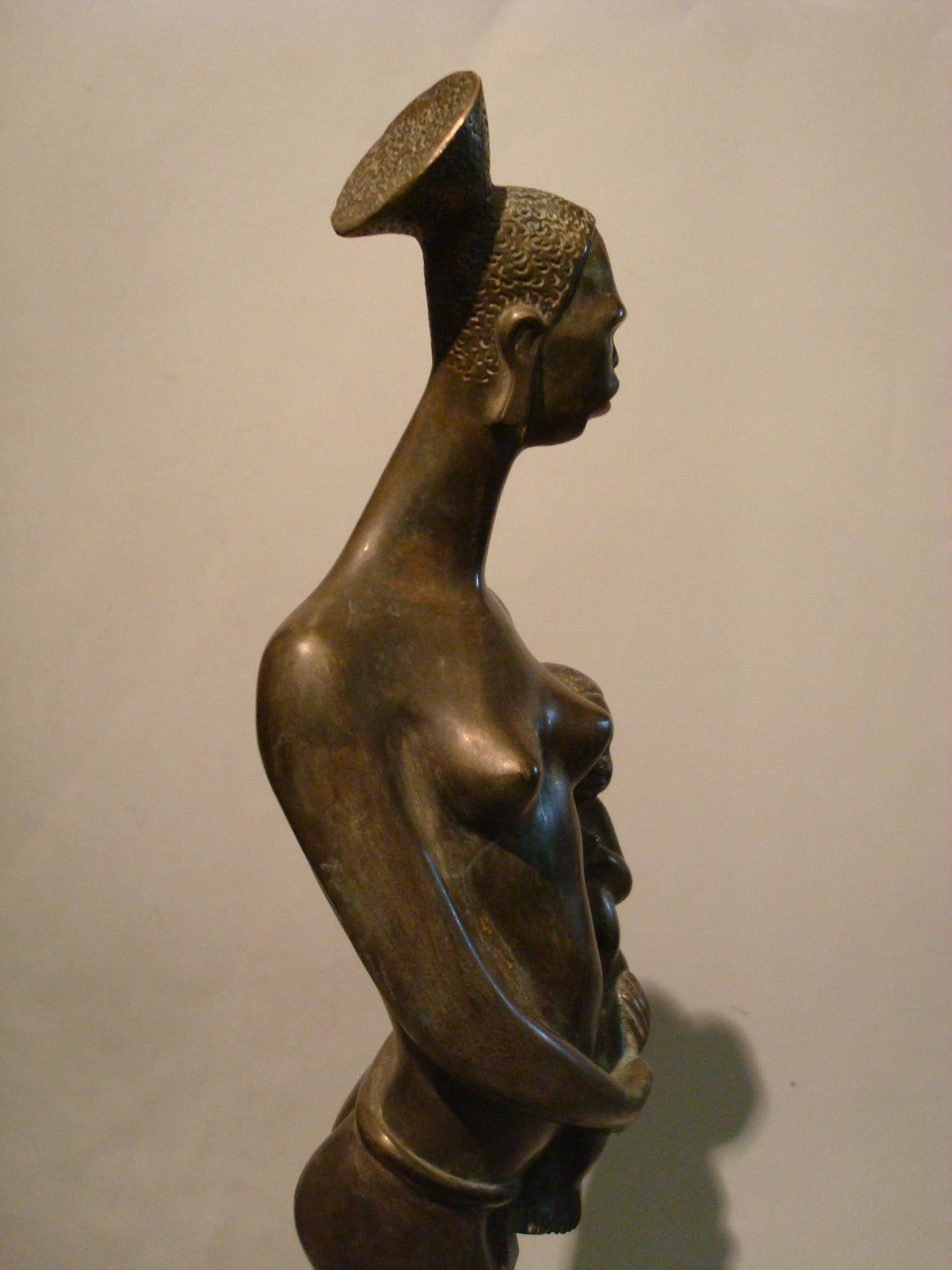 Art-déco-Bronze-Skulptur einer afrikanischen Frau mit einem Wappen eines Kindes, Frankreich, 1920er Jahre im Angebot 7