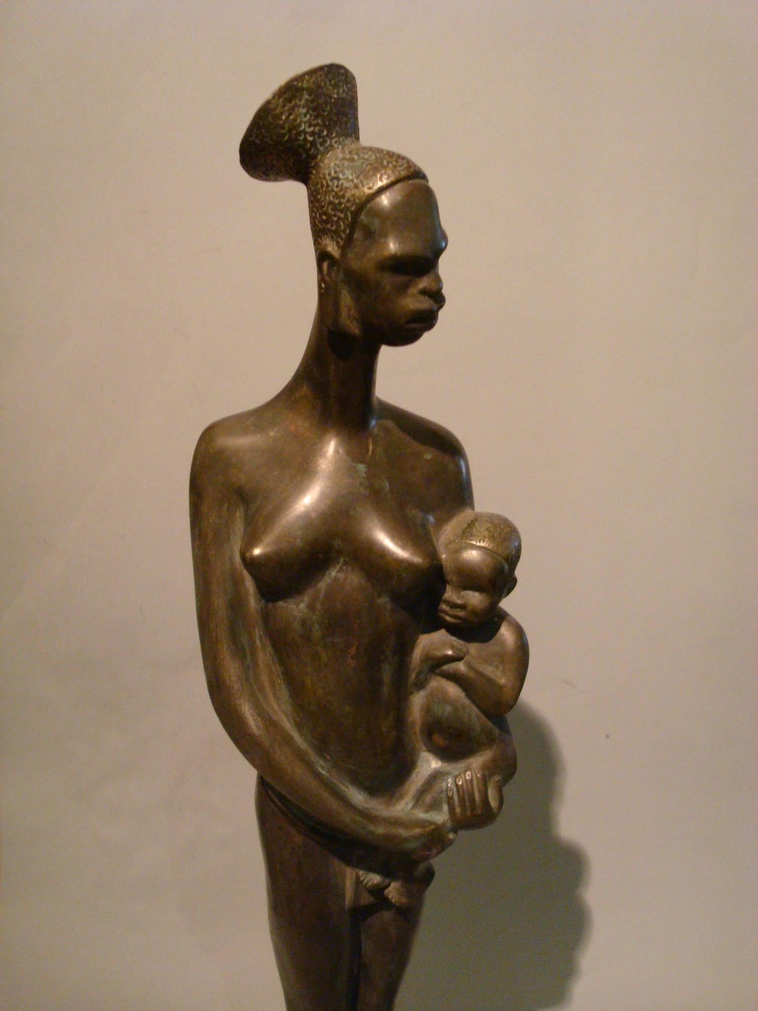 Sculpture en bronze Art Déco d'une femme africaine avec un enfant aux bras, France, années 1920 en vente 7