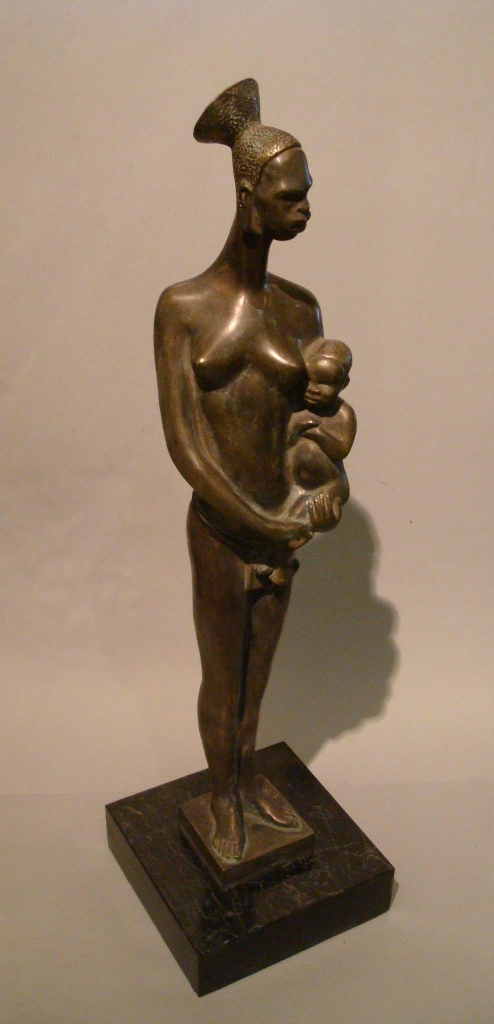 Art-déco-Bronze-Skulptur einer afrikanischen Frau mit einem Wappen eines Kindes, Frankreich, 1920er Jahre im Angebot 9
