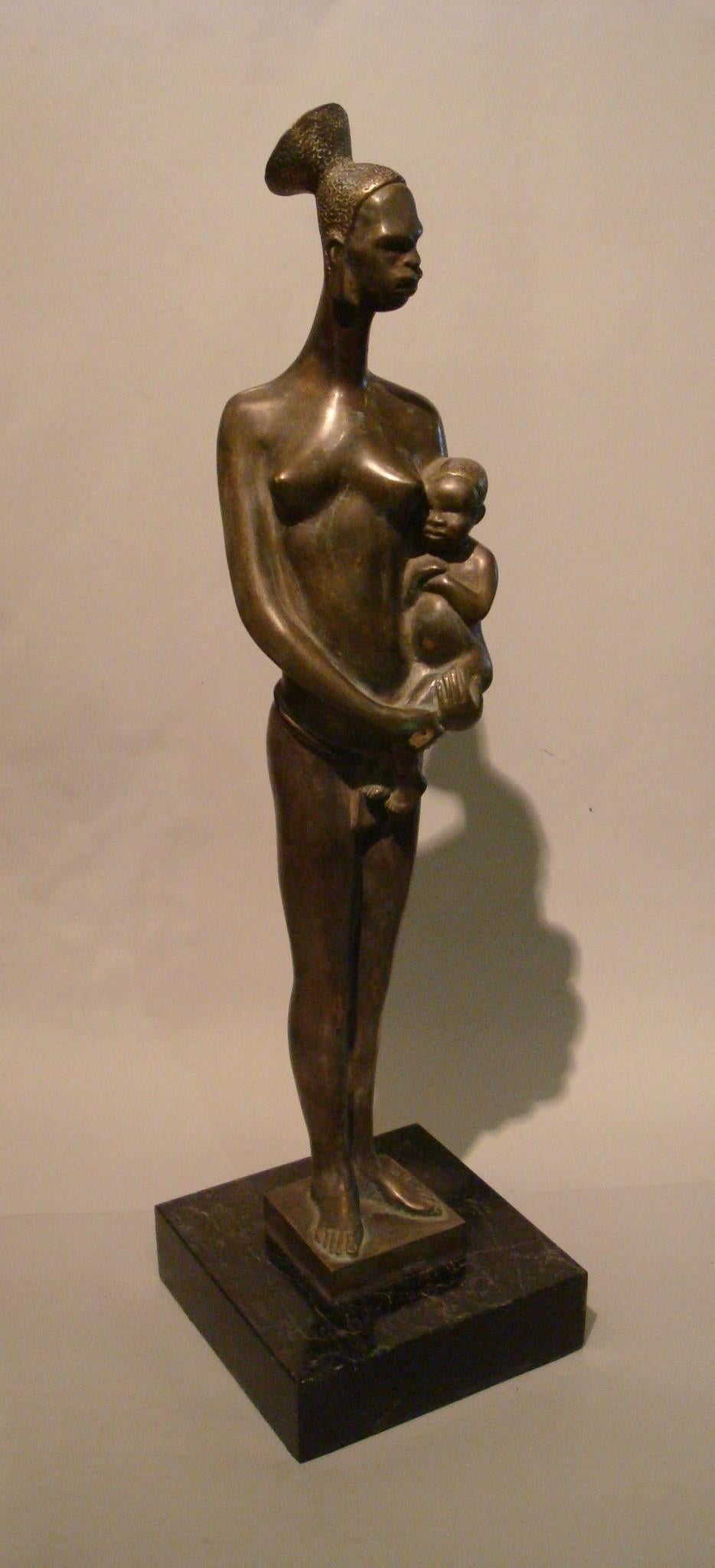 Sculpture en bronze Art Déco d'une femme africaine avec un enfant aux bras, France, années 1920 en vente 9