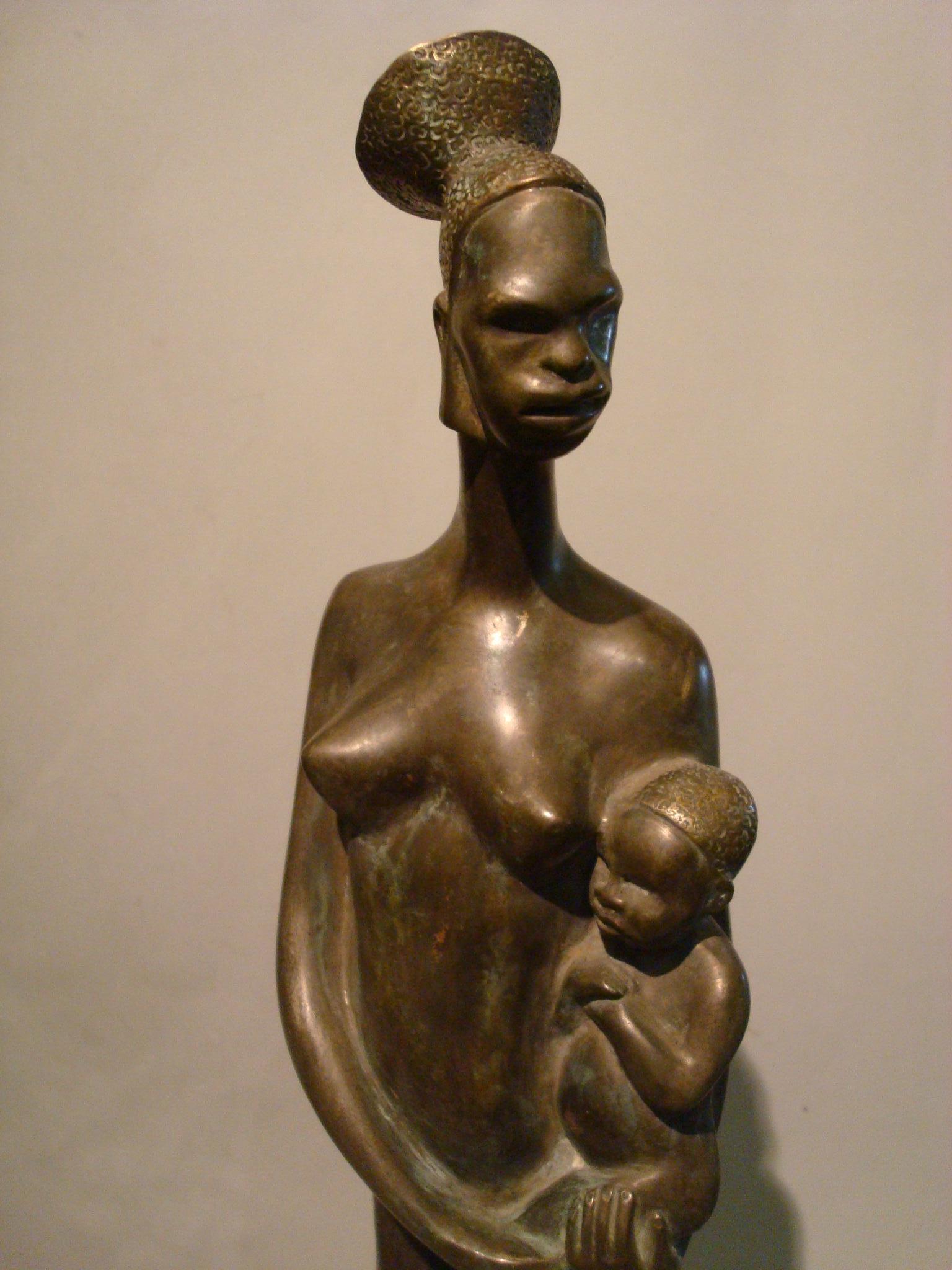 Grande femme africaine nue Art Déco avec un enfant dans les bras. France, années 1920
Sculpture en bronze Art déco d'une femme africaine.