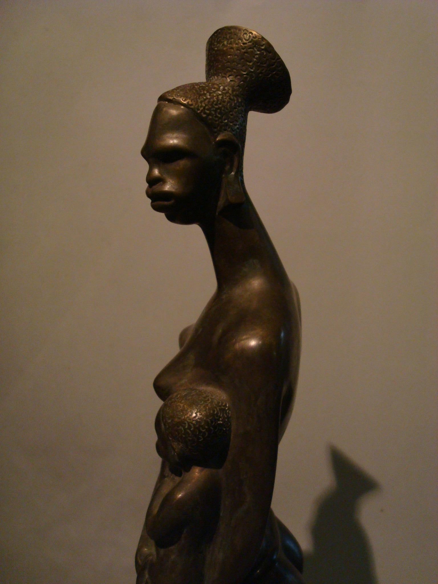 Art-déco-Bronze-Skulptur einer afrikanischen Frau mit einem Wappen eines Kindes, Frankreich, 1920er Jahre (20. Jahrhundert) im Angebot