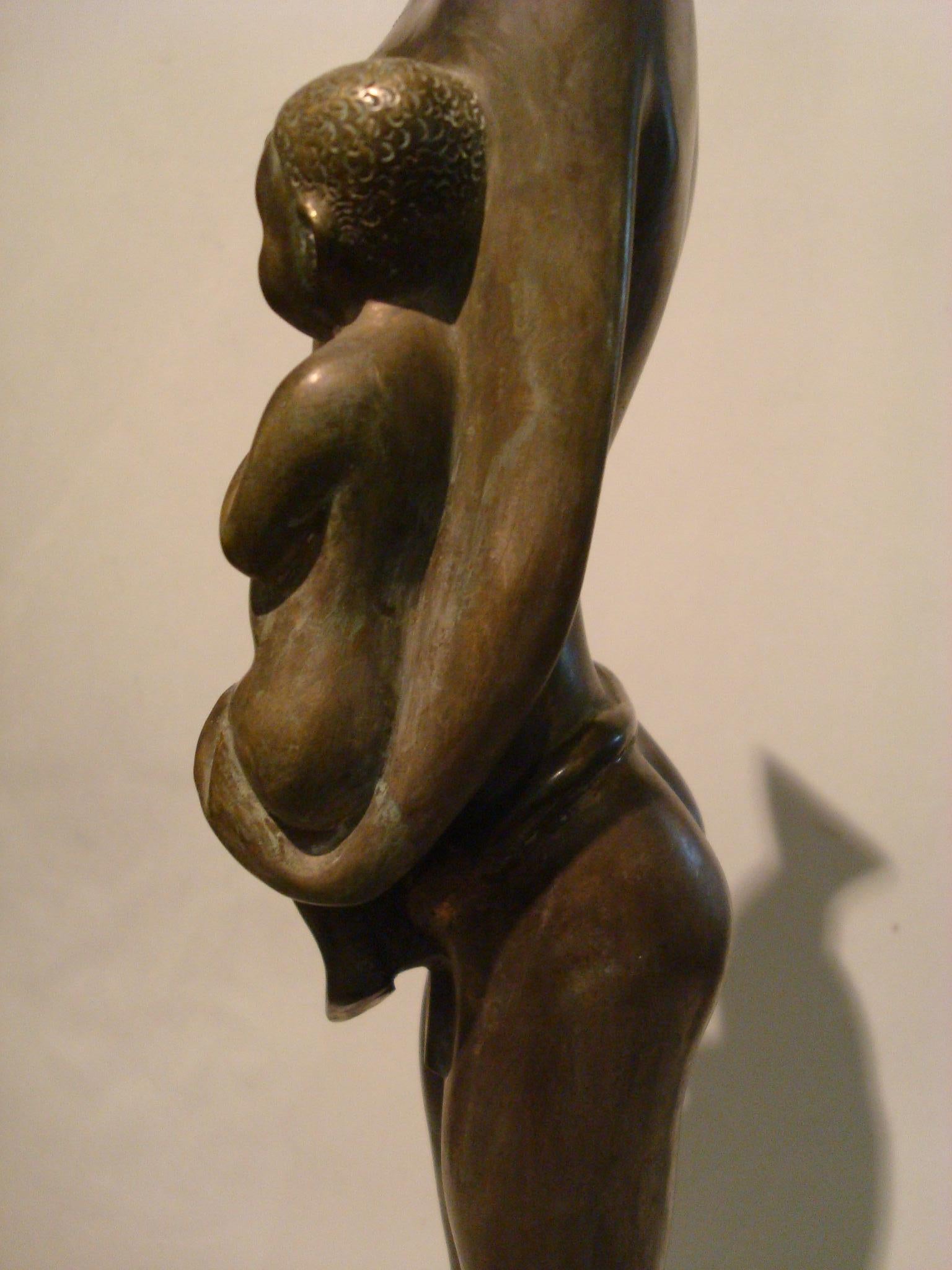 Art-déco-Bronze-Skulptur einer afrikanischen Frau mit einem Wappen eines Kindes, Frankreich, 1920er Jahre im Angebot 1