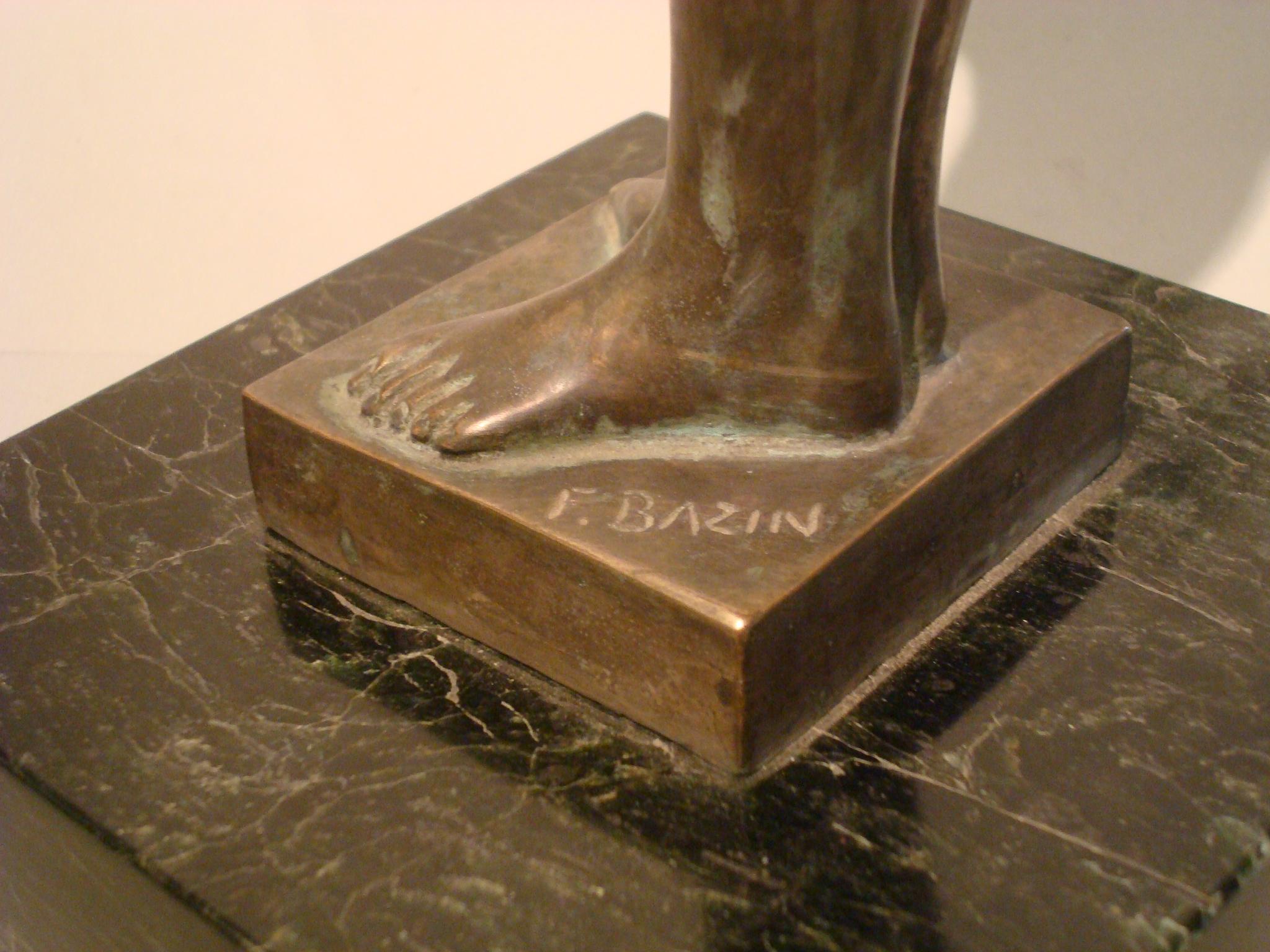 Sculpture en bronze Art Déco d'une femme africaine avec un enfant aux bras, France, années 1920 en vente 1