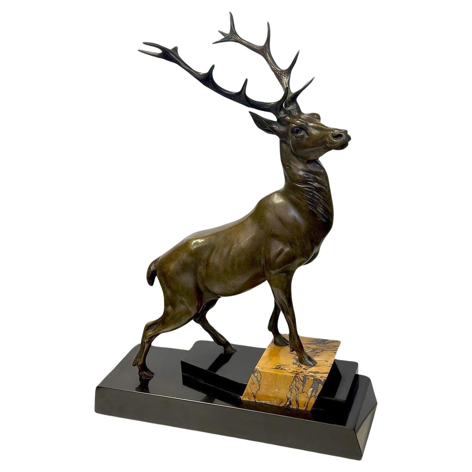 Sculpture Art déco d'un cerf sur socle en marbre, vers les années 1930 en vente