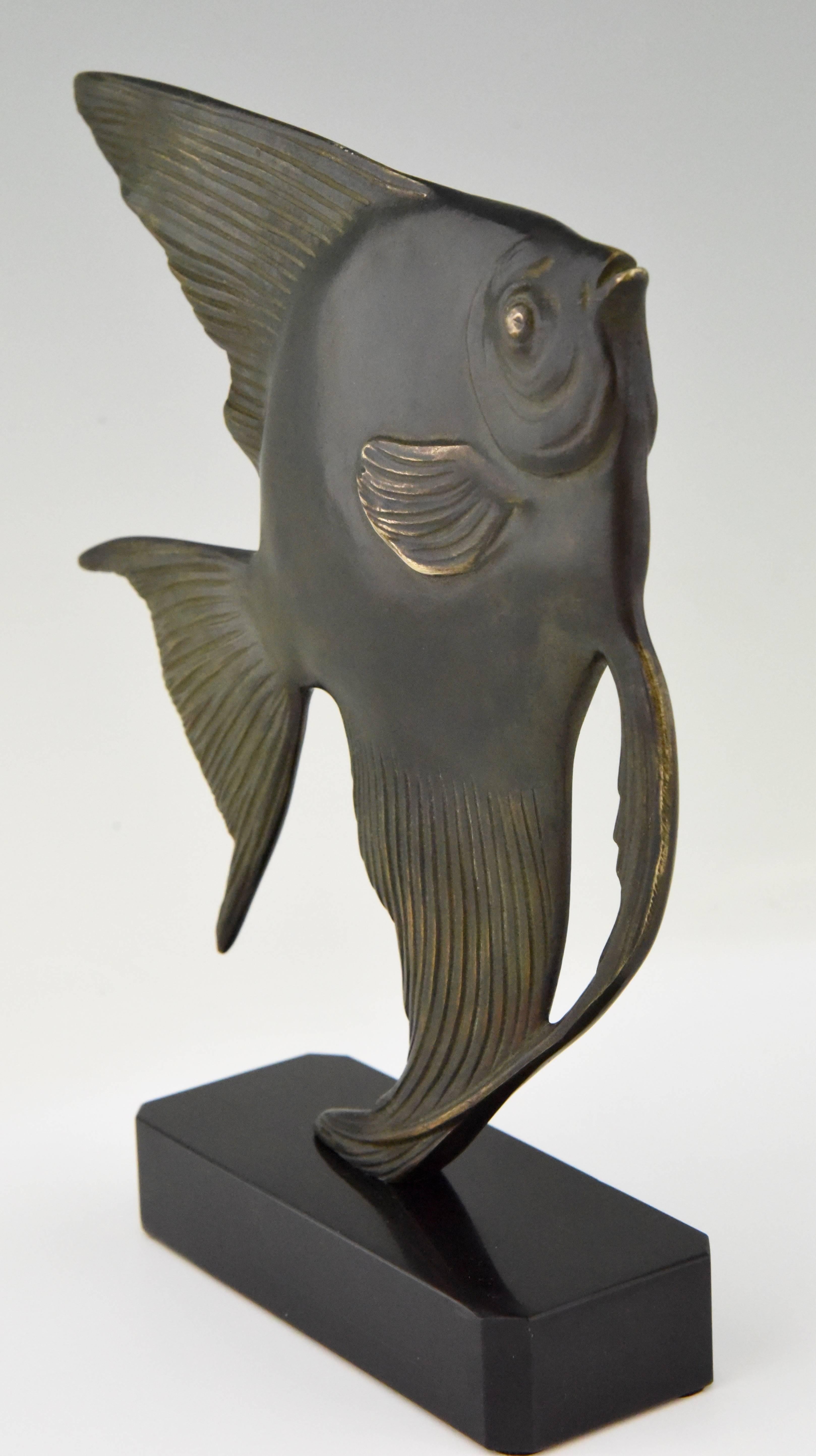 Art Deco Bronze Sculpture of a Fish by Luc on Marble Base, France 1930 In Good Condition In Antwerp, BE