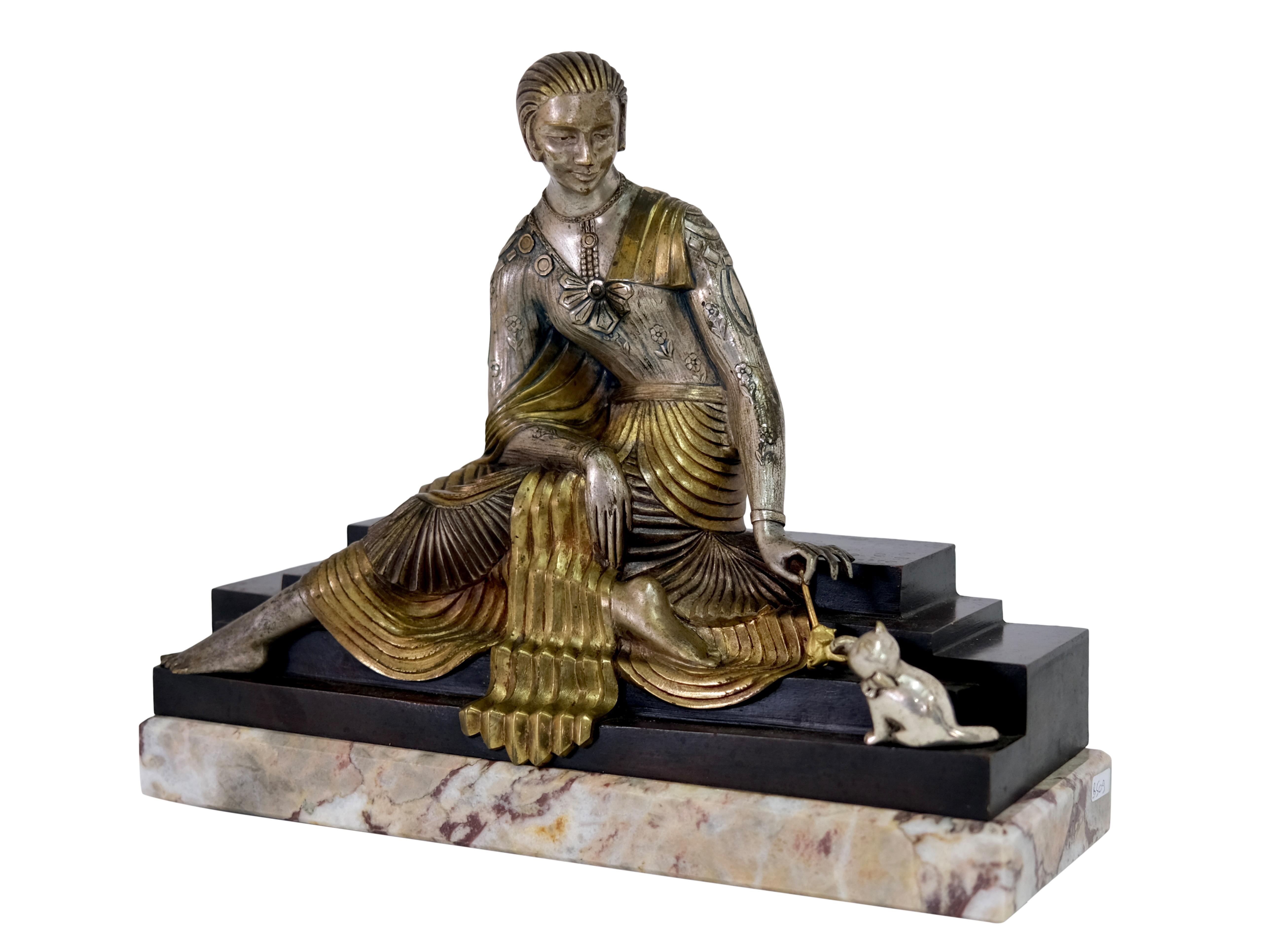 Sculpture, attributed to Georges Lavroff
Lady with kitten

Bronze with original patina and partial gilding
Stepped plinth

Original Art Deco, France 1930s

Dimensions:
Width: 31,5 cm
Height: 26 cm
Depth: 10,5 cm.