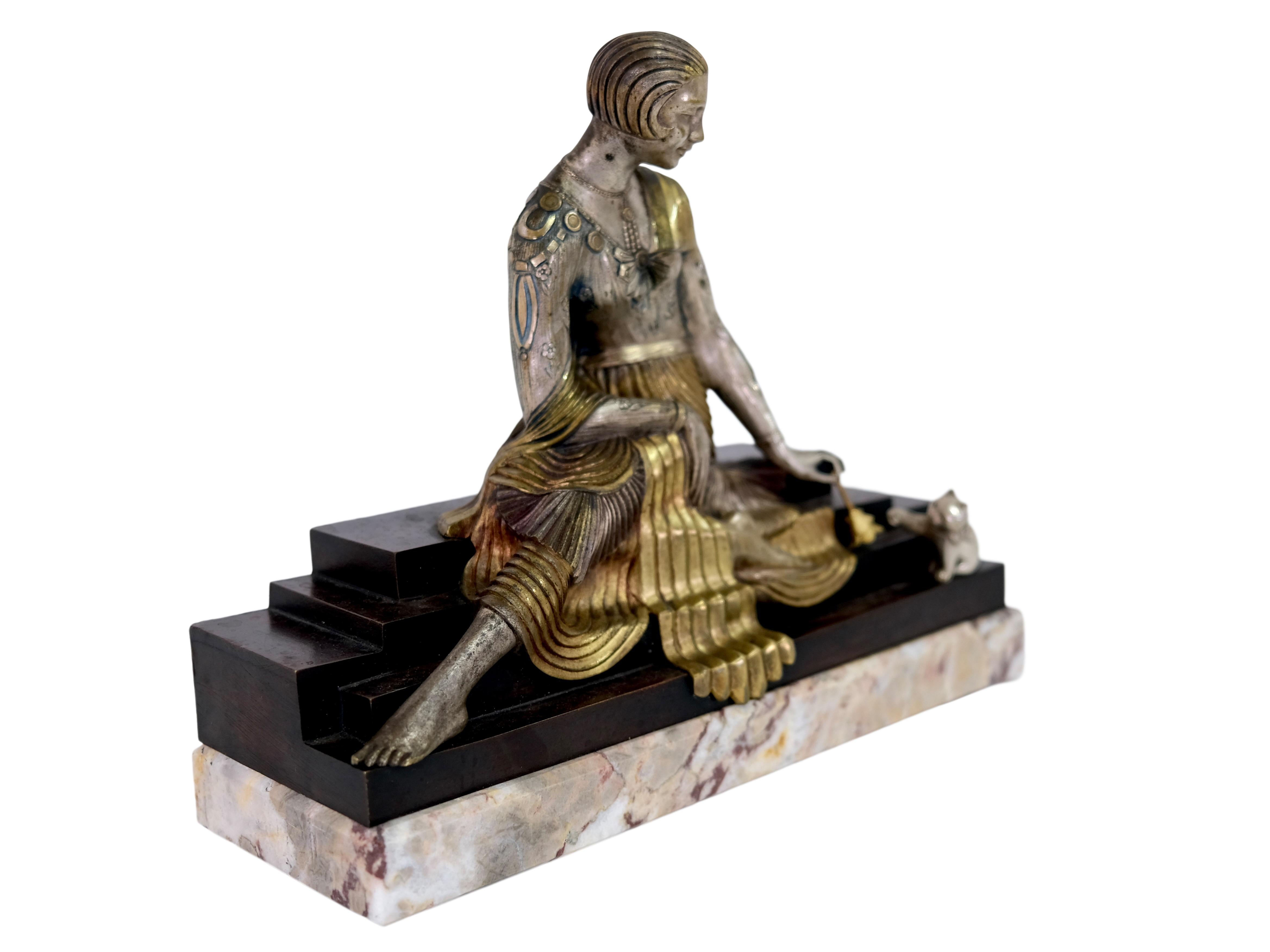 Français Sculpture en bronze Art Déco d'une femme avec un chaton par Georges Lavroff