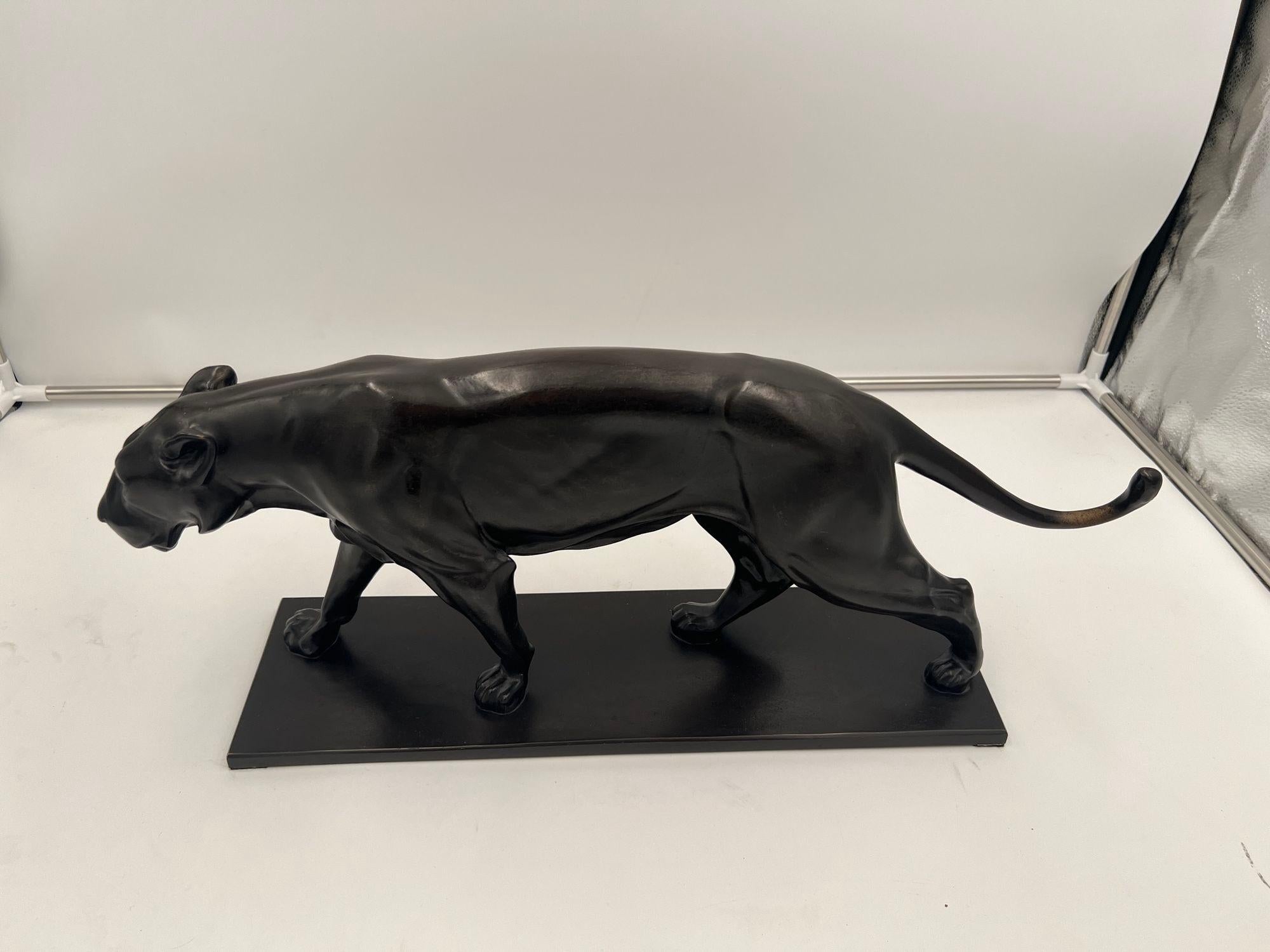 Art Deco Bronze Sculpture of a Lioness by Ch. Aeckerlin, Germany circa 1930 For Sale 6