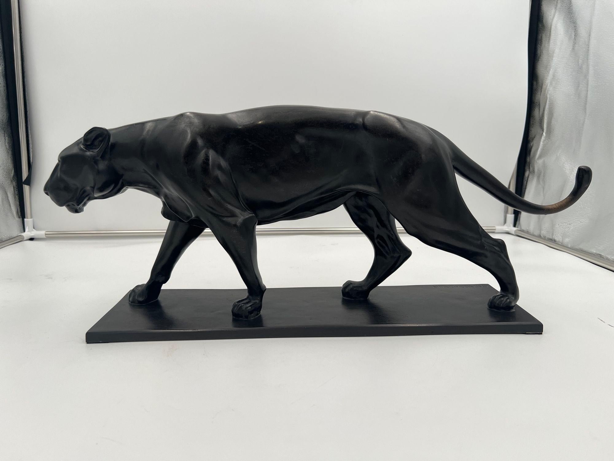 Schöne große Skulptur einer schreitenden Löwin von Christian Aeckerlin (1884 Darmstadt - 1943 Stuttgart)
Bronzeguss mit dunkelbrauner Patina. Steht auf einem rechteckigen Bronzesockel.
Graviert signiert 