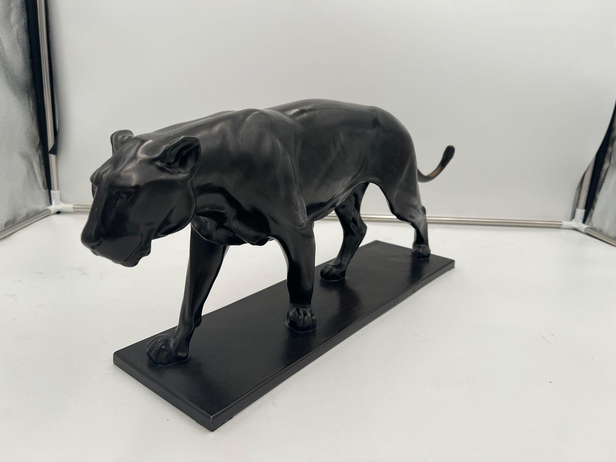 Art Deco Bronze Sculpture of a Lioness by Ch. Aeckerlin, Germany circa 1930 In Good Condition For Sale In Regensburg, DE