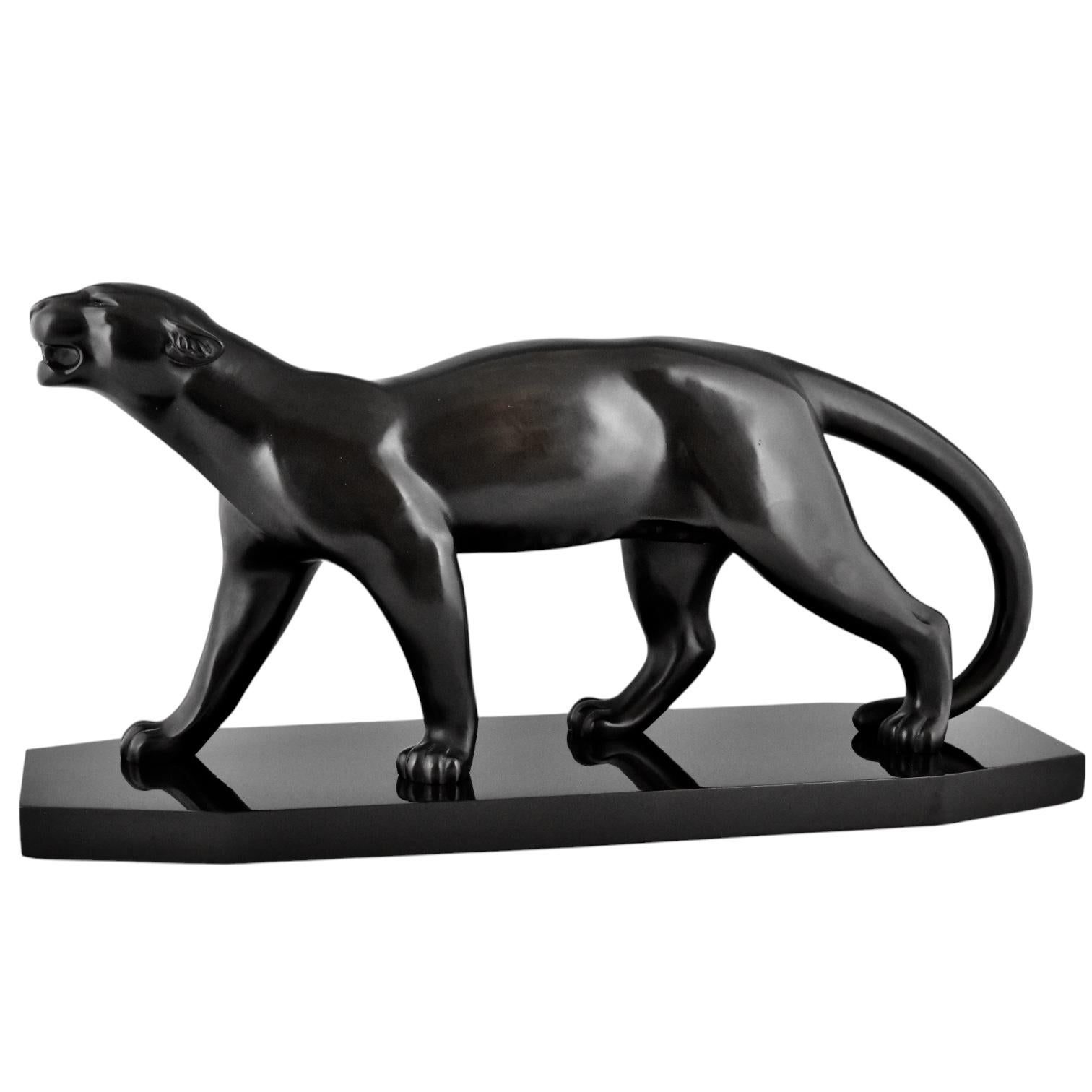Impressionante scultura in bronzo Art Deco di una pantera di Emile Louis Bracquemond, in bronzo con patina nera, su una base in marmo nero belga. 
Firmato e con firma dei fondatori Etling Paris. Francia 1930. 

Questa pantera è menzionata nel