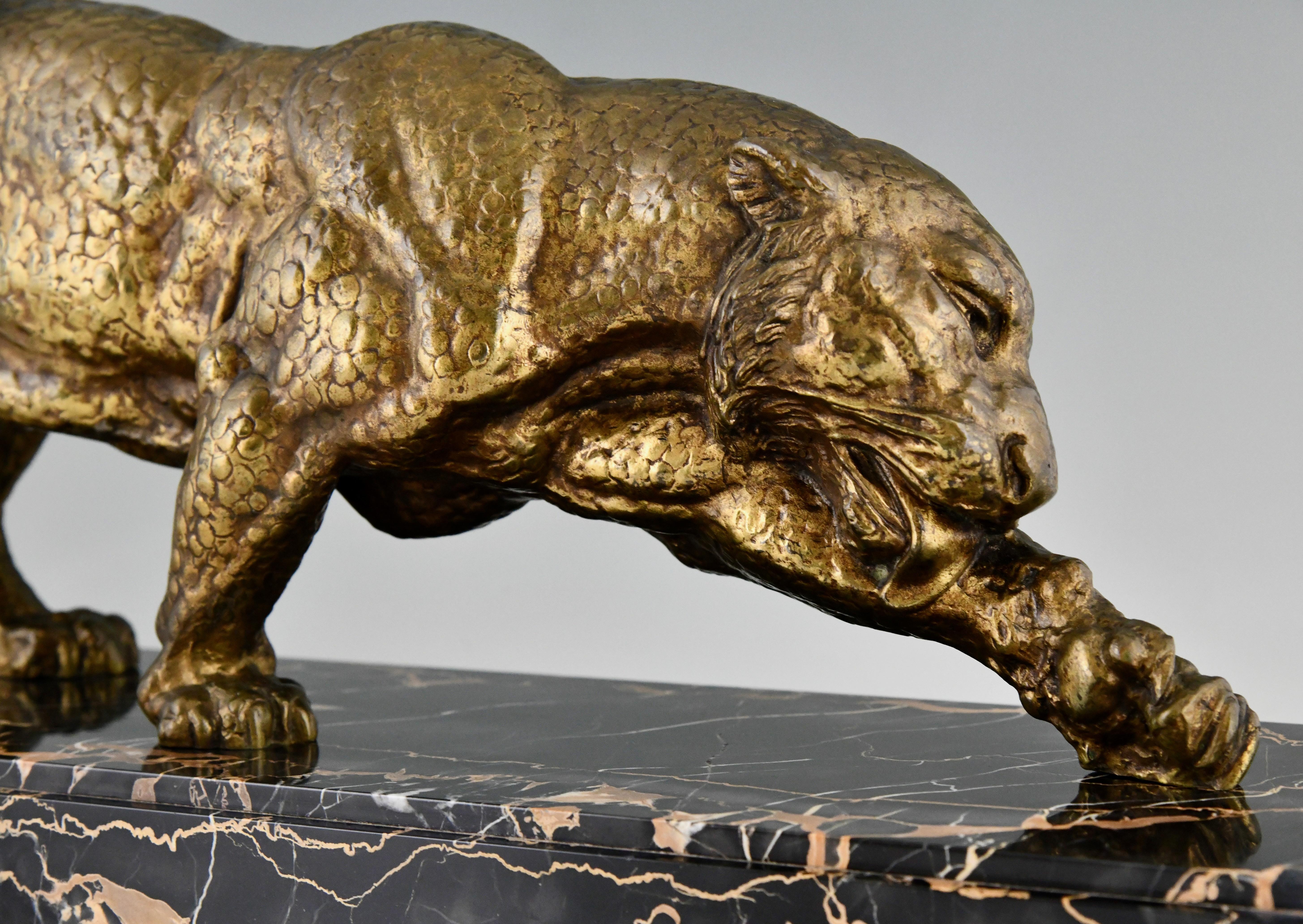 Art Deco bronze sculpture of a panther by Demetre Chiparus, 1930.  For Sale 2