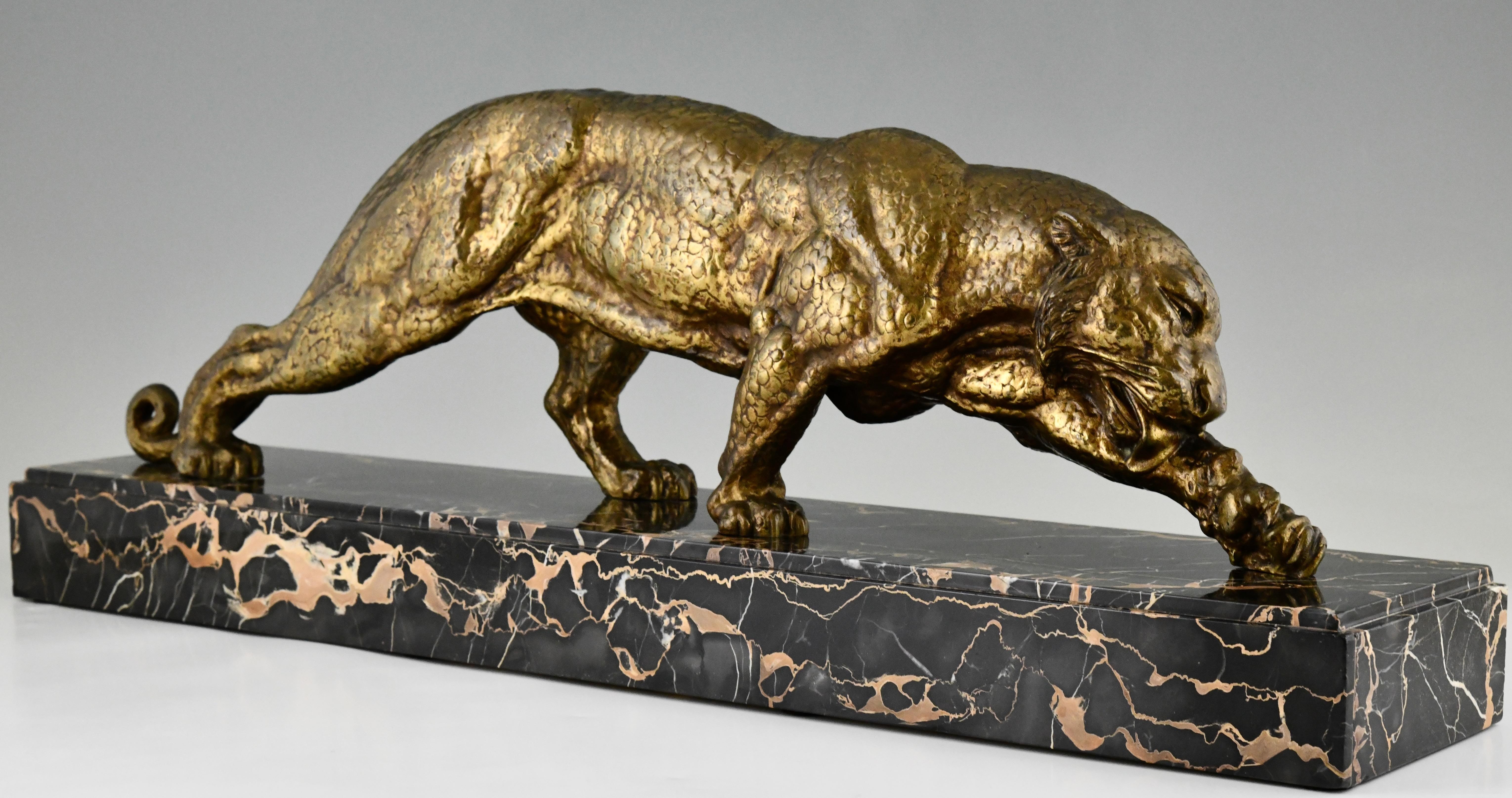 French Art Deco bronze sculpture of a panther by Demetre Chiparus, 1930.  For Sale