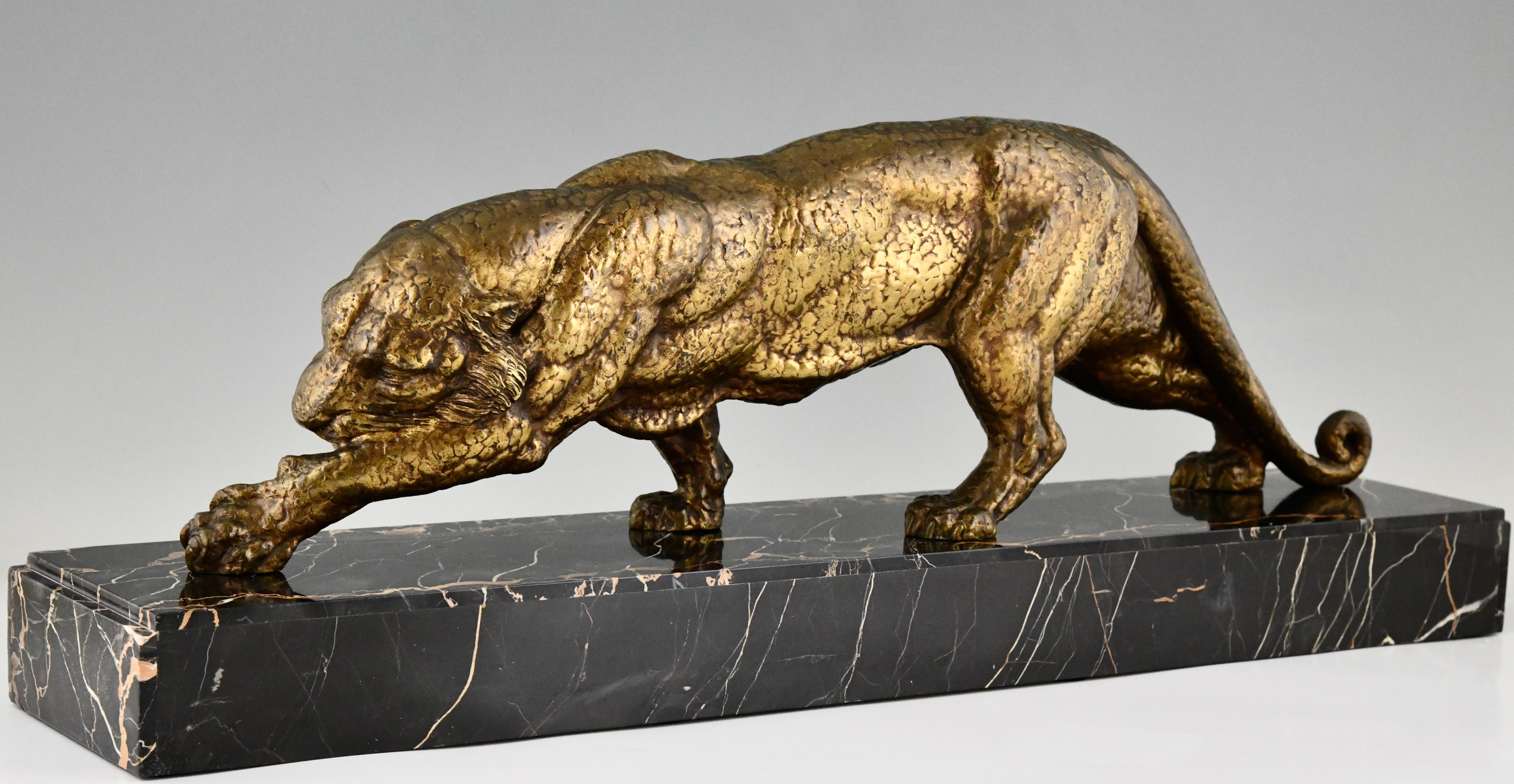 Art Deco bronze sculpture of a panther by Demetre Chiparus, 1930.  In Good Condition For Sale In Antwerp, BE