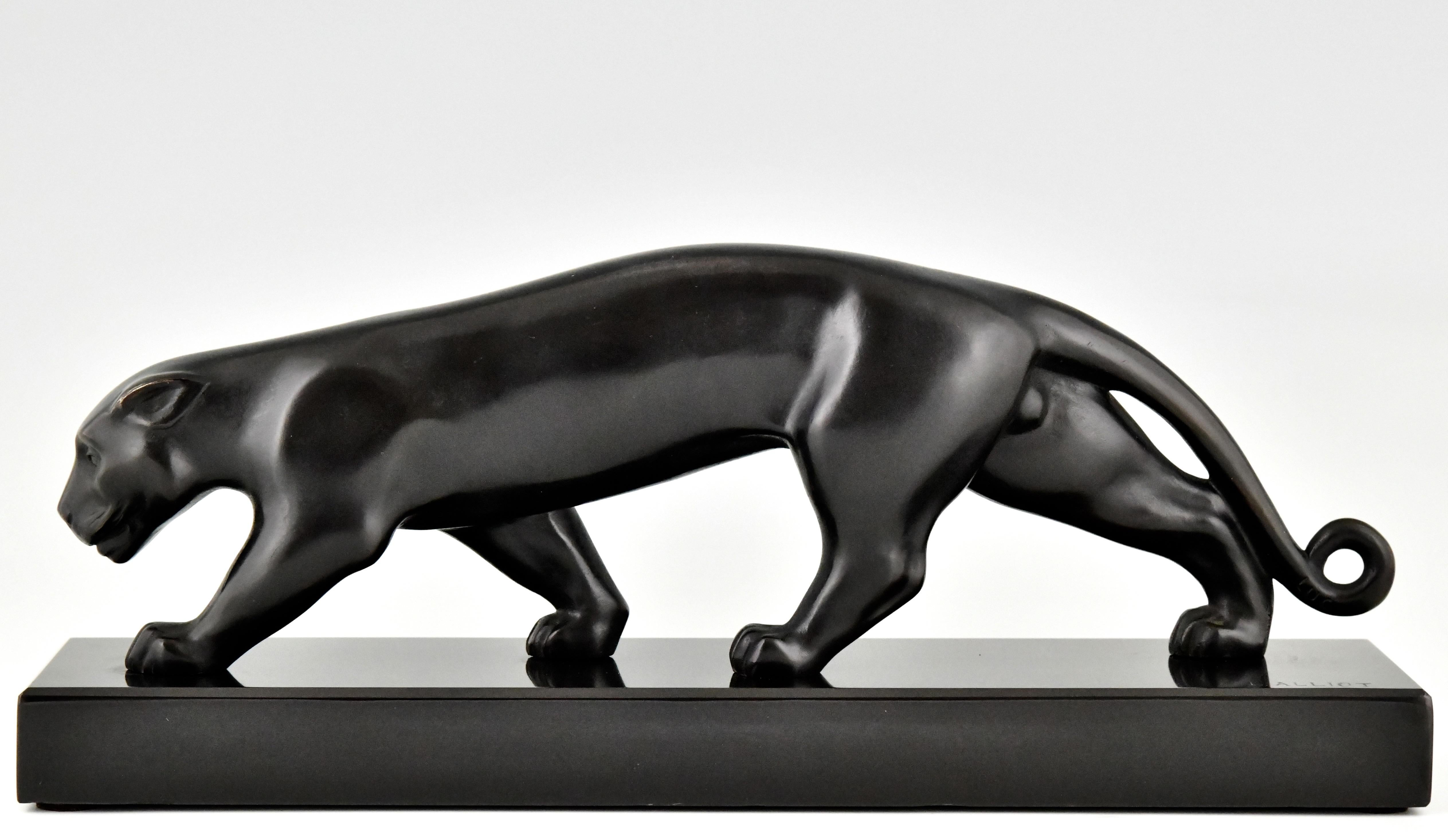 Patiné Sculpture en bronze Art déco d'une panthère Lucien Alliot:: France:: 1925