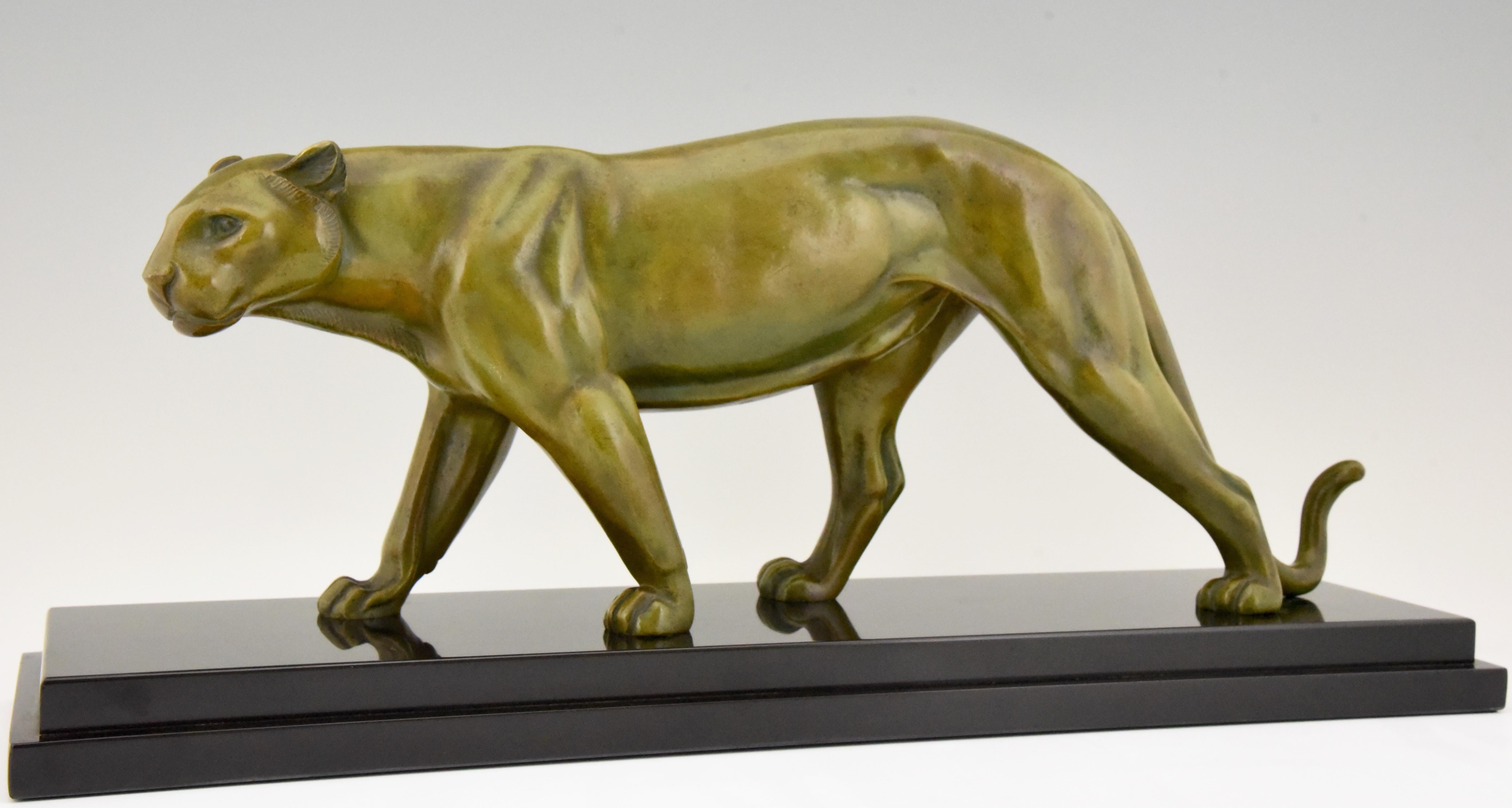 Beautiful Art Deco bronze panther sculpture signed by the French artsist M. Leducq with lovely patina. The sculpture stands on a Belgian Black marble base. France 1930. 
Literature:
Animals in bronze by Christopher Payne. Antique collectors