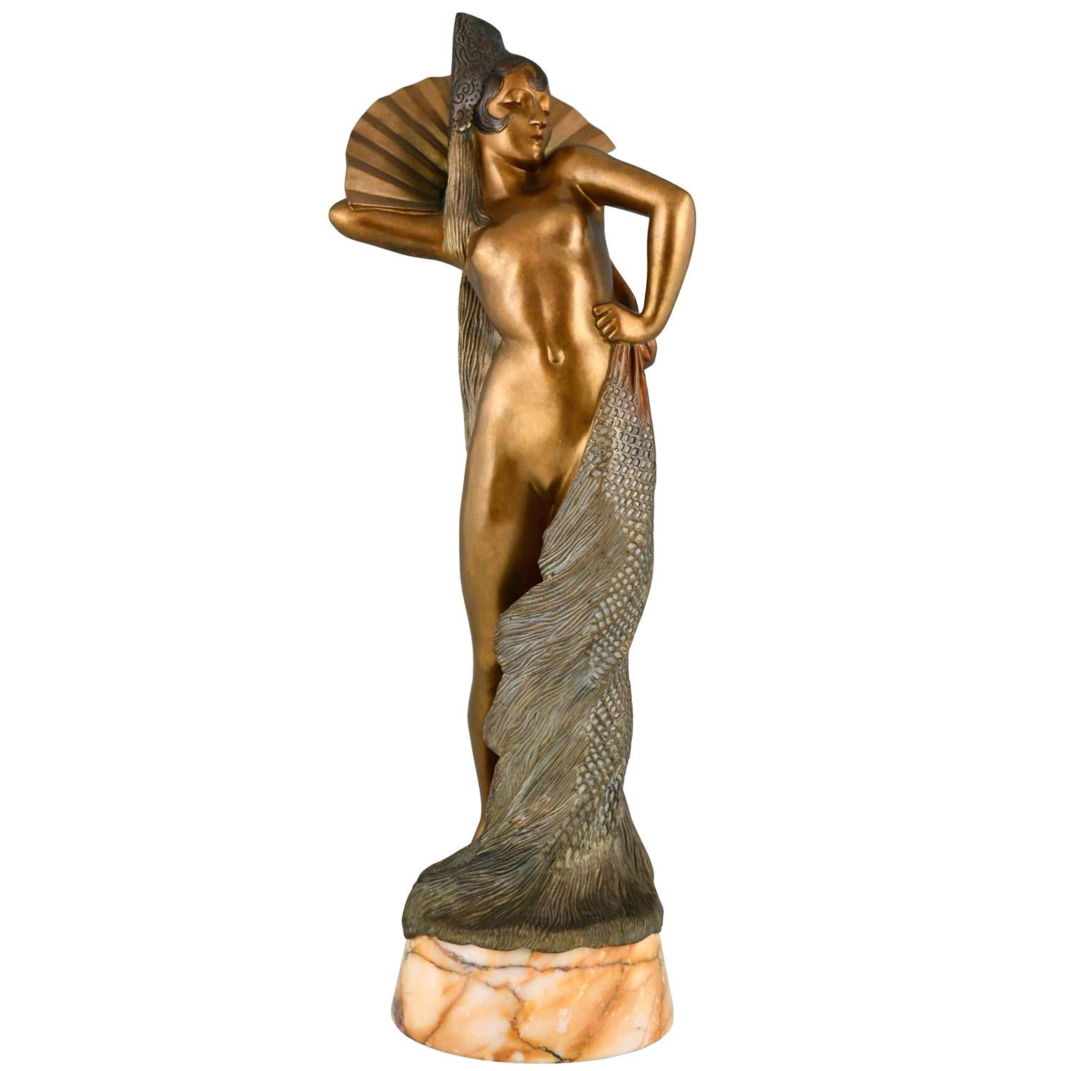 Sculpture en bronze Art déco d'une danseuse espagnole par Maurice Guiraud Rivière.
La sculpture est coulée en bronze, a une belle patine multicolore et repose sur un socle en marbre. 
France ca. 1925 