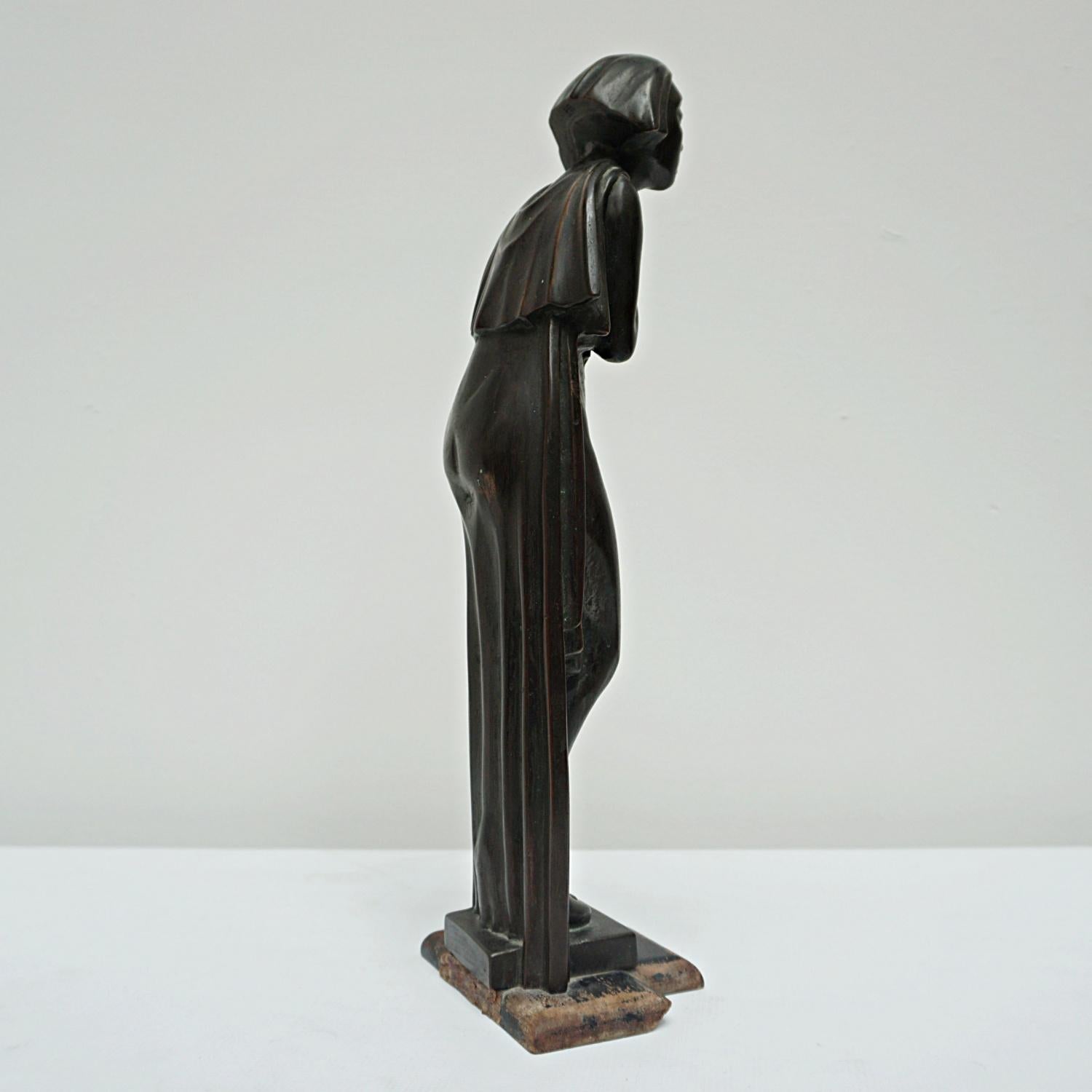 Art Deco Bronze Sculpture of a Standing Cloaked Woman In Good Condition In Forest Row, East Sussex