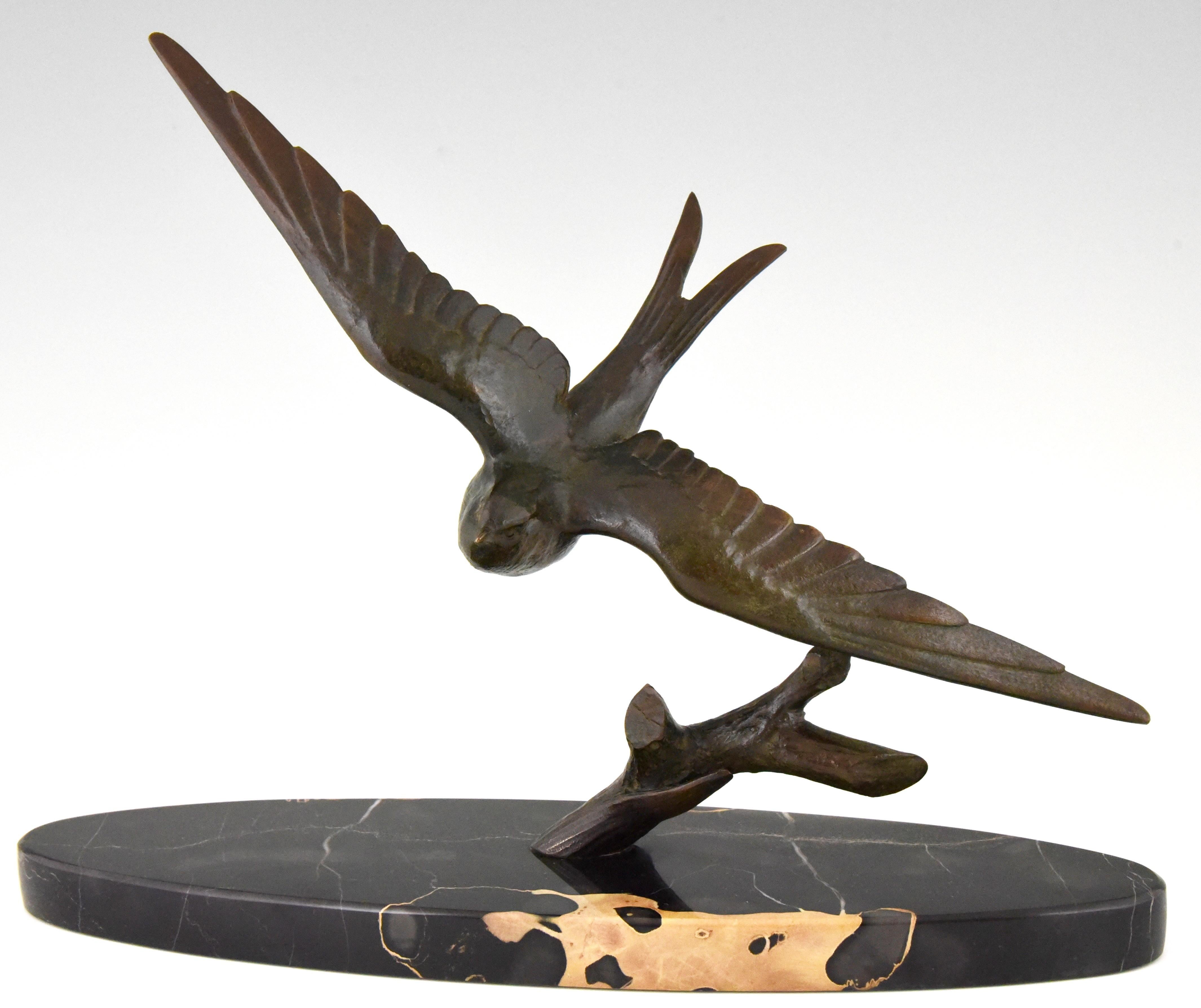 Elegant bronze sculpture of a bird in flight. The swallow has been created circa 1930 by the French artist Ruchot, has a lovely patina, is signed and stands on a Portor marble base.
2.5 KG.