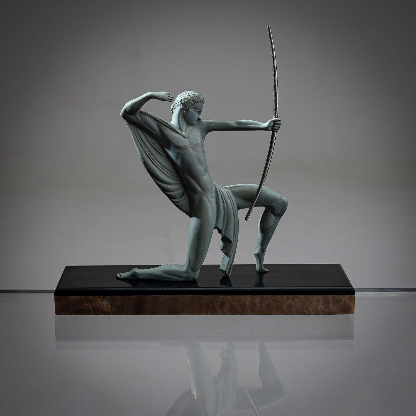Scultura in bronzo patinato verde di un arciere di Michel Decoux (1837-1924). Questa piccola scultura Art Deco cattura magnificamente l'elegante linguaggio formale del periodo. Realizzato in bronzo patinato verde, il pezzo raffigura un arciere in