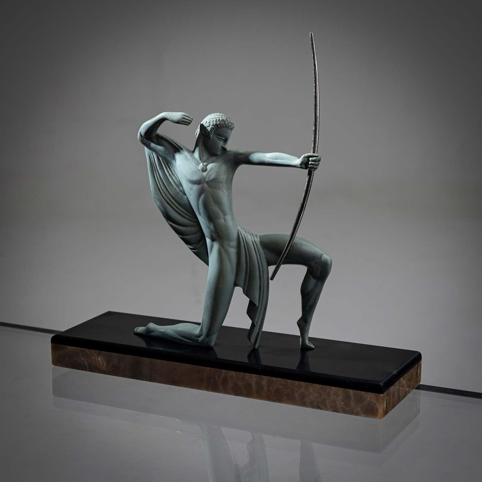 Francese Scultura in bronzo Art Deco di un arciere di Michel Decoux (1837-1924), Francia. in vendita