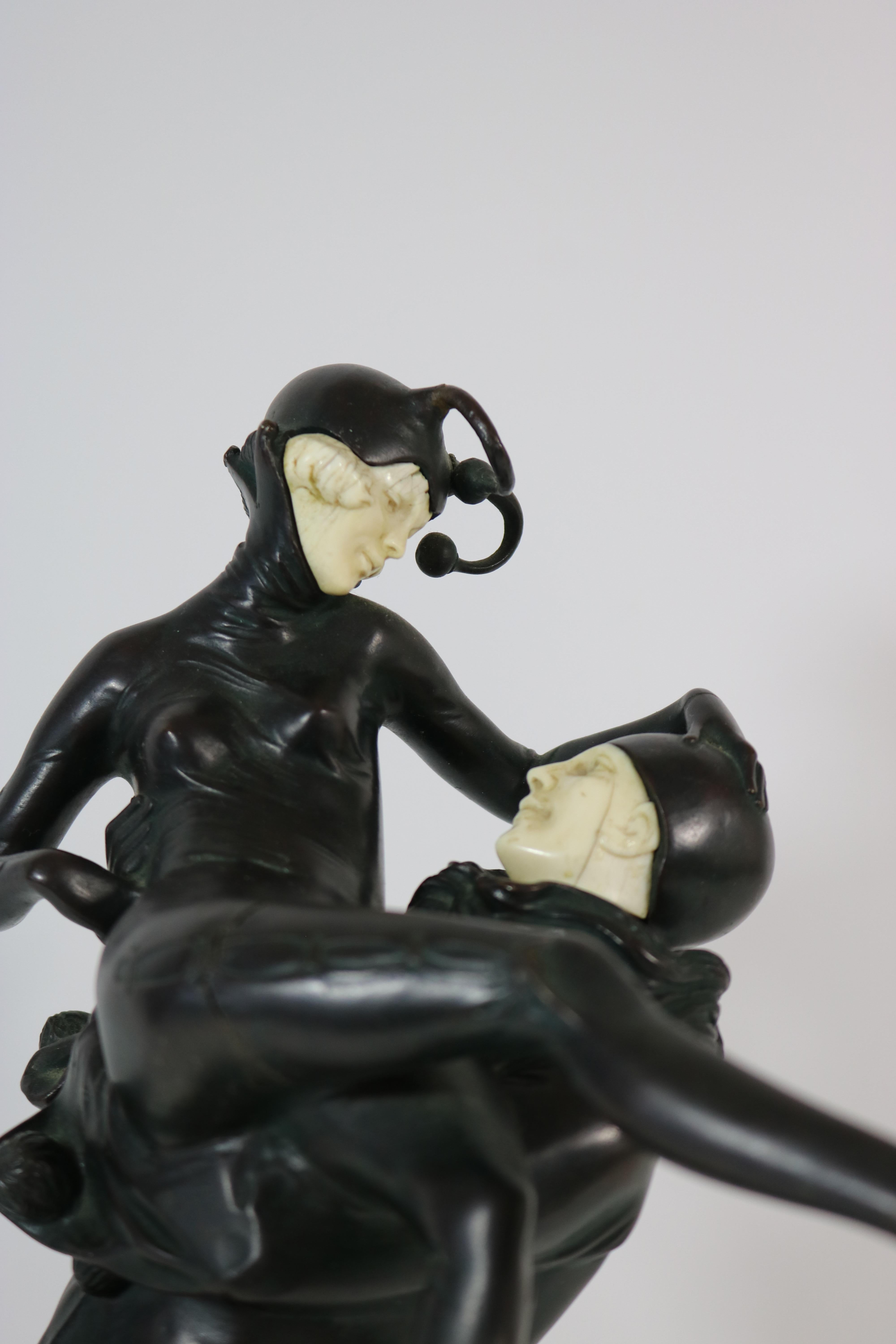 Favoloso e intrigante bronzo dipinto a freddo in stile Art Déco 
figure di Pierrot e Pierette con bellissimi volti d'avorio,
dettagli molto curati dal famoso scultore austriaco Bruno Zach.                                                             