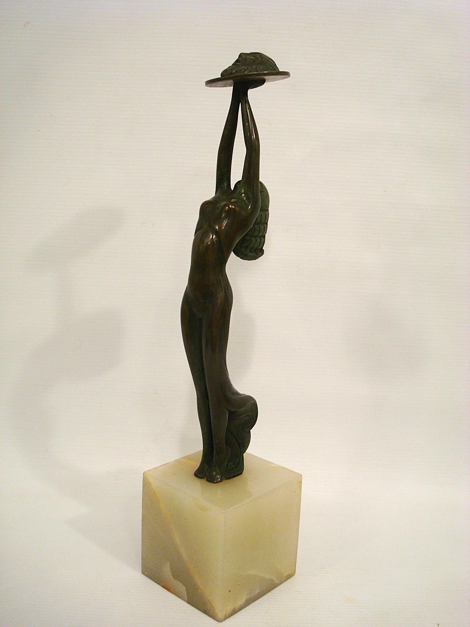 Scultura in bronzo Art Deco di Salomè con la testa di Giovanni Battista.
Ha una scritta sotto i suoi piedi, ma non riesco a capire cosa dice.

Questo esempio riproduce la famosa scena biblica di Salomè con la testa di Giovanni Battista. La seconda