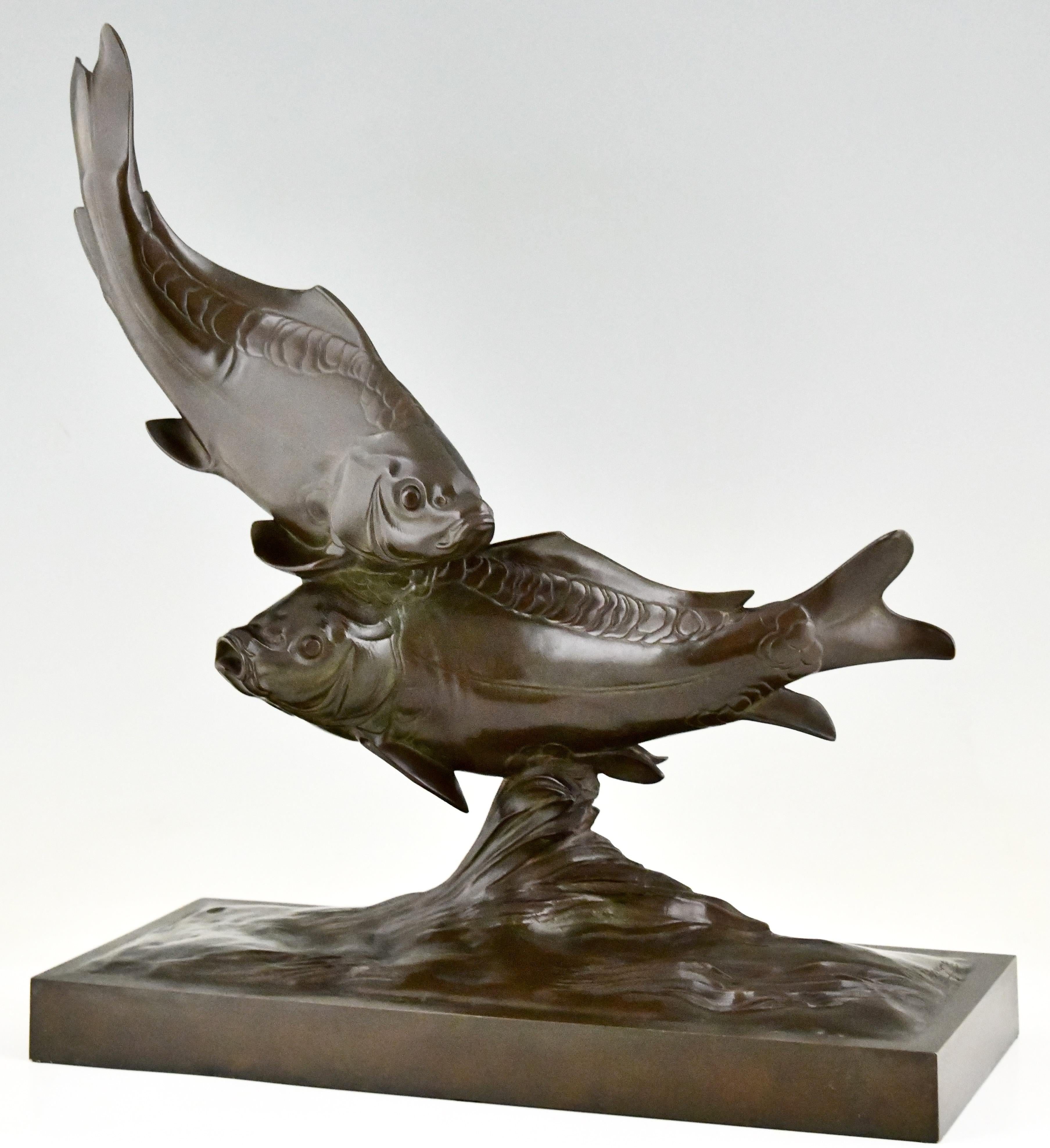 Art-Déco-Bronzeskulptur mit zwei Karpfenfischen von Santiago Bonome, 1930. 
Der Bildhauer wurde in Spanien geboren und arbeitete in Frankreich. 
Signiert Bonome mit Barbedienne Fondeur Paris. 
Bronze mit brauner Patina. 
Mit Echtheitszertifikat.
