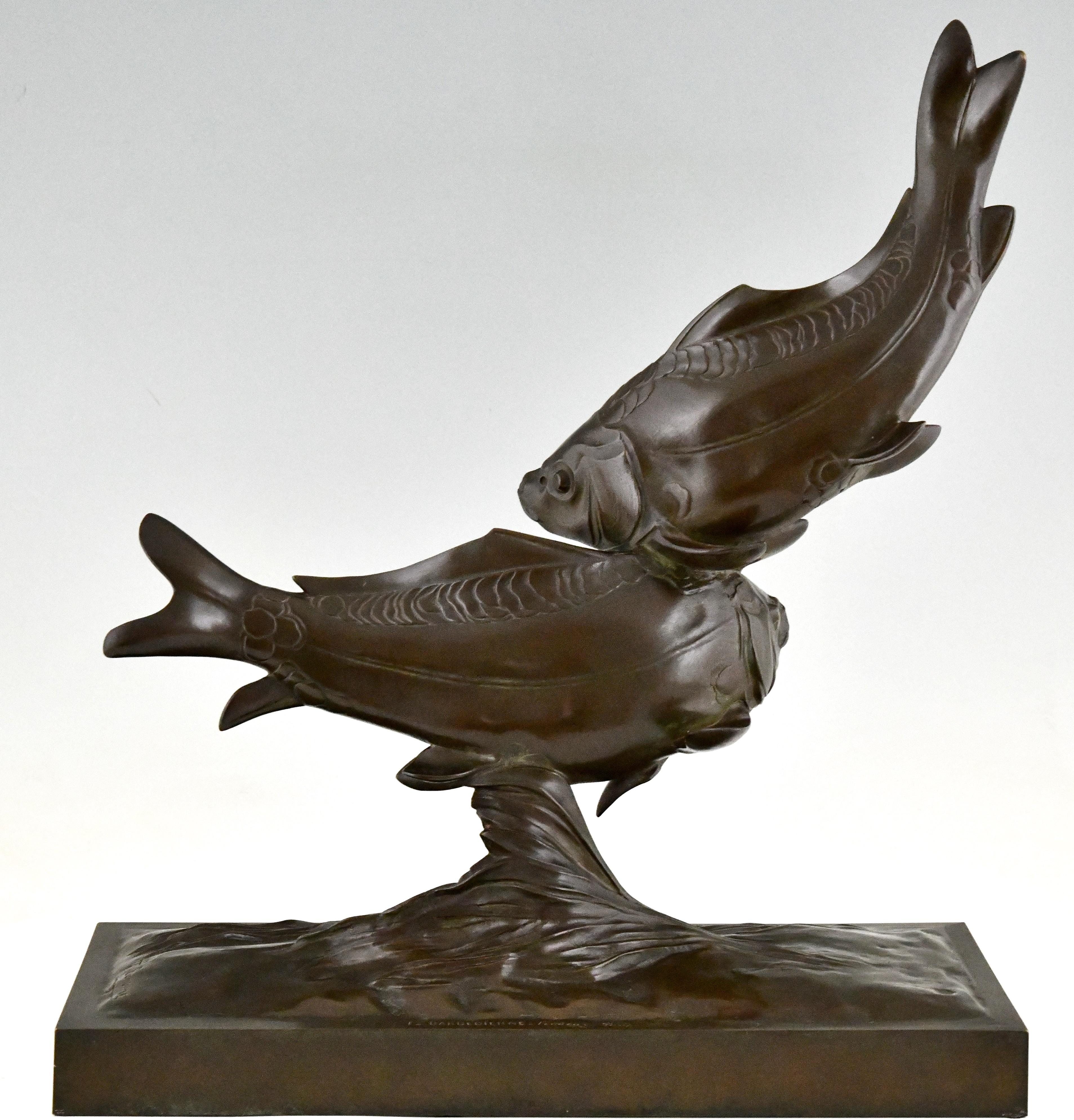 Mid-20th Century Art Deco Bronze Sculpture of Two Carp Fish by Santiago Bonome, Spain, 1930 For Sale