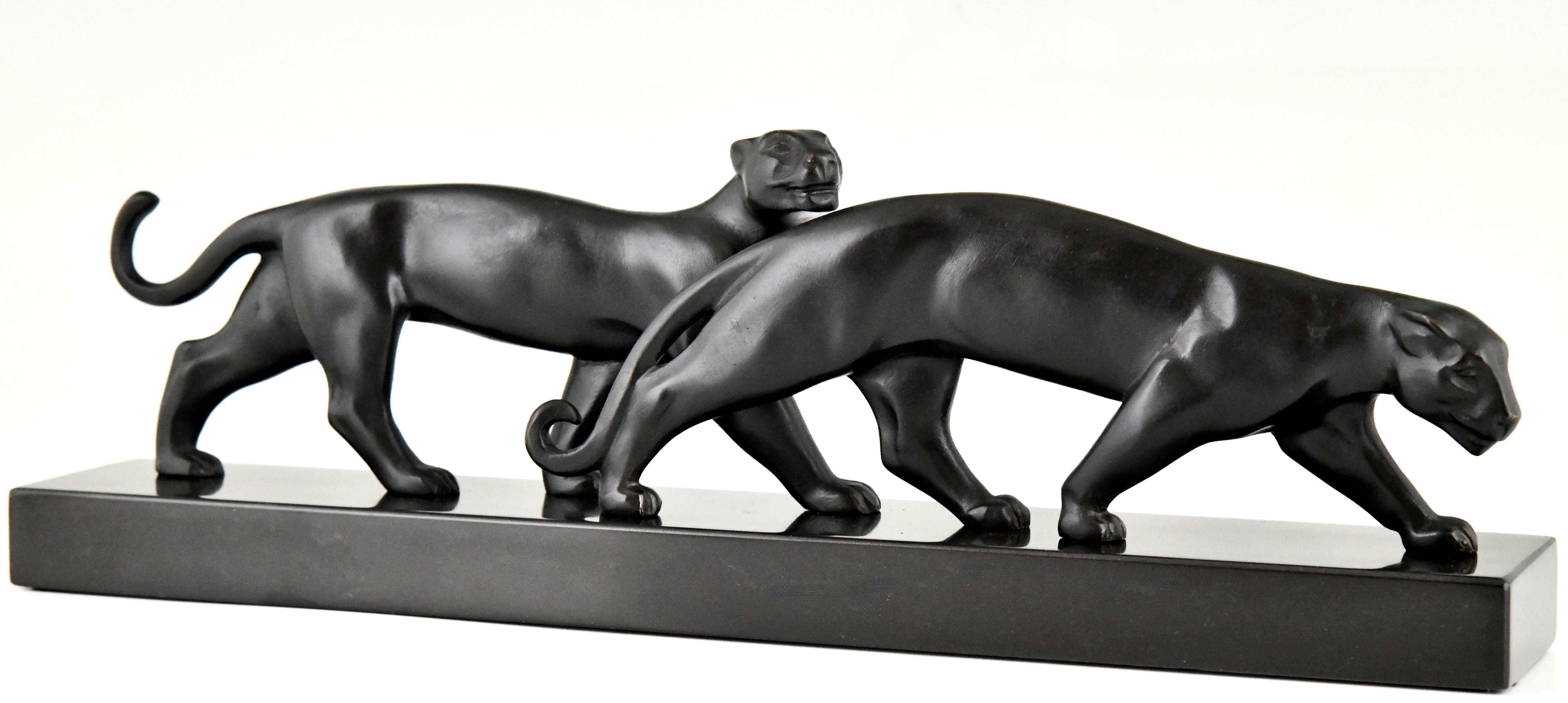 Art Deco bronze sculpture of two panthers Lucien Alliot.
Black patinated bronze.
Belgian Black marble base.
France 1930
 
Literature:
Art Deco sculpture by Victor Arwas, Academy.
Bronzes, sculptors and founders by H. Berman, Abage.
Dictionnaire des