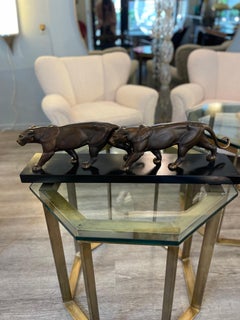 Sculpture Art Déco en bronze représentant deux panthères sur une base en marbre noir
